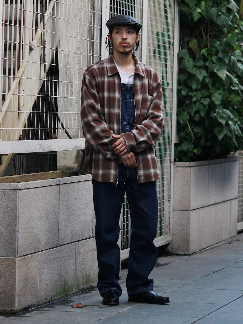 「リーバイス、リーバイス22ss、Levis、PR、オーバーオール、デニムオーバーオール、チェックシャツ、ローファー、ヘンリーネック、デニム」｜「Levi'sのオーバーオール RINSE（サロペット/オーバーオール、ブルー系）」を使った、yutakaさん（メンズ・173cm）の春コーディネートの1枚目の写真