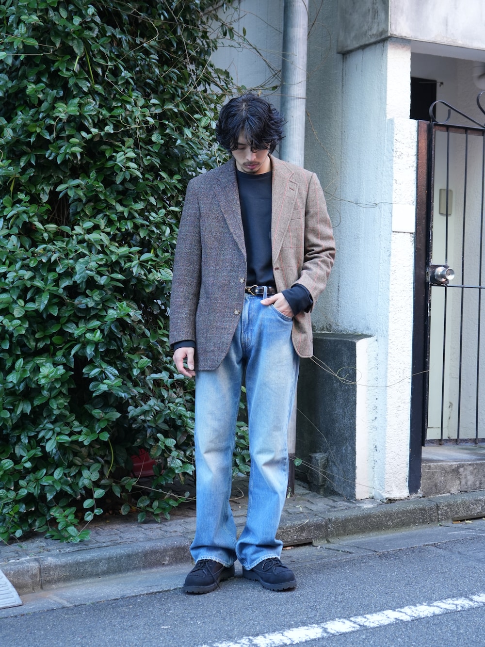 「テーラードジャケット、きれいめカジュアル、デニムコーデ、ブーツ、タックイン、ジャケットスタイル、古着MIX、リーバイス、LEVI'S VINTAGE CLOTHING、リーバイス517」｜「Lui'sの【LEVI'S VINTAGE CROTHING/リーバイス ヴィンテージ クルージング】1970S OTAB 517(ブーツカットデニム)（デニムパンツ、ブルー系）」を使った、yutakaさん（メンズ・173cm）の冬コーディネートの1枚目の写真