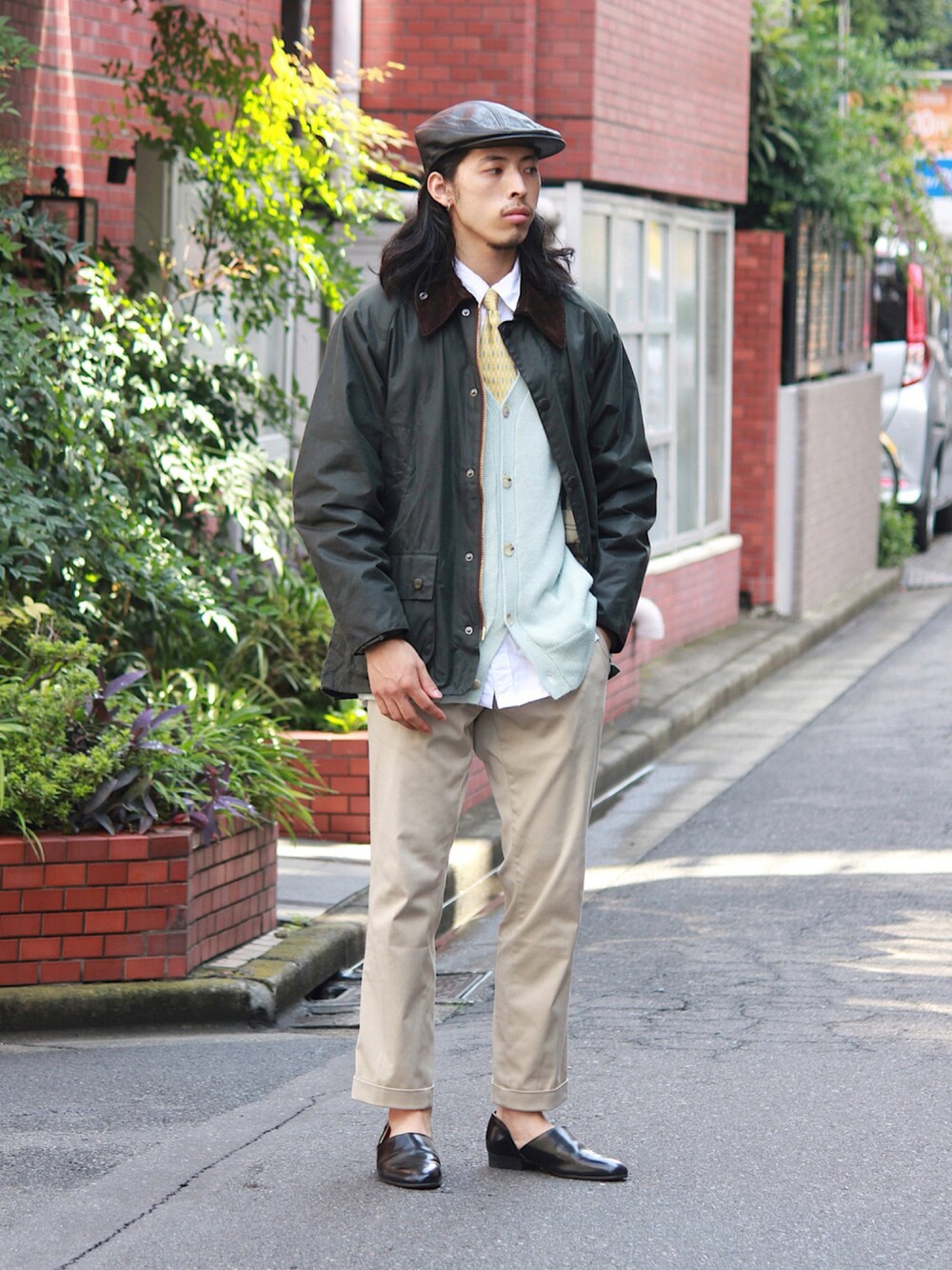 「カーディガン、チノパン、バブアー、ネクタイ、革靴、クロップドパンツ、barbour、きれいめカジュアル、オトナカジュアル、スポックシューズ」｜「RED KAPのアイテム（チノパンツ、ベージュ系）」を使った、yutakaさん（メンズ・173cm）の秋コーディネートの1枚目の写真