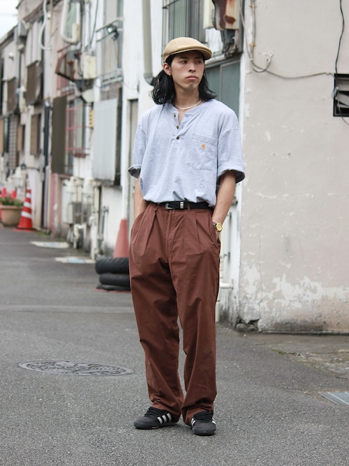 茶色 カーハートコーデ カーハート ティー シャツ Carhartt WIP 王道ワークジャケット OGデトロイトジャケットの着こなし コーデ紹介 スタッフブログ - 公式通販
