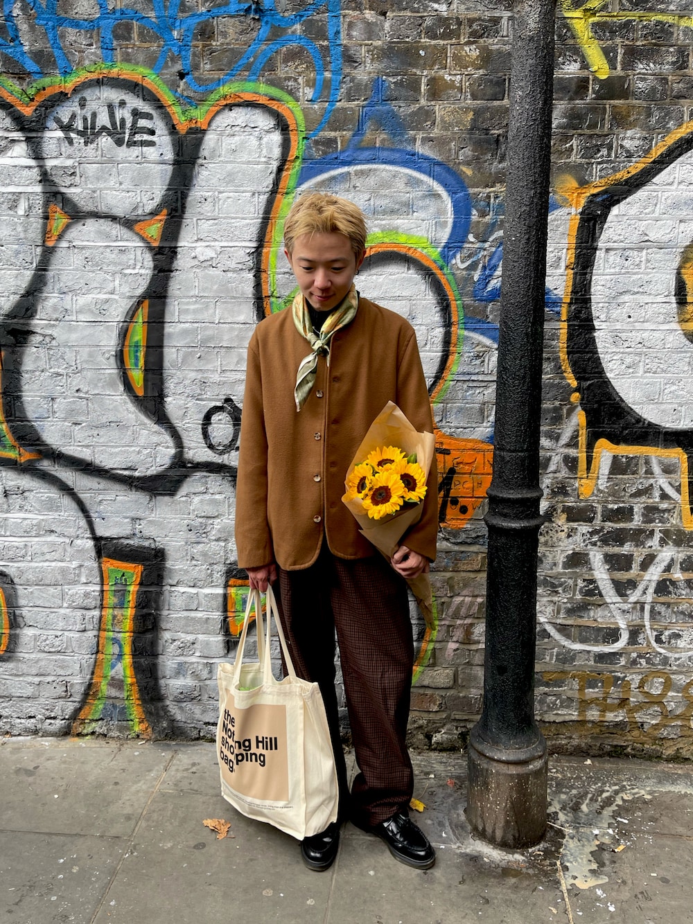 「秋冬コーデ、LONDON、Notting Hill」｜「URBAN RESEARCHのアイテム（アンサンブル、ブラウン系）」を使った、惟惟莊さん（メンズ・170cm）の冬コーディネートの1枚目の写真