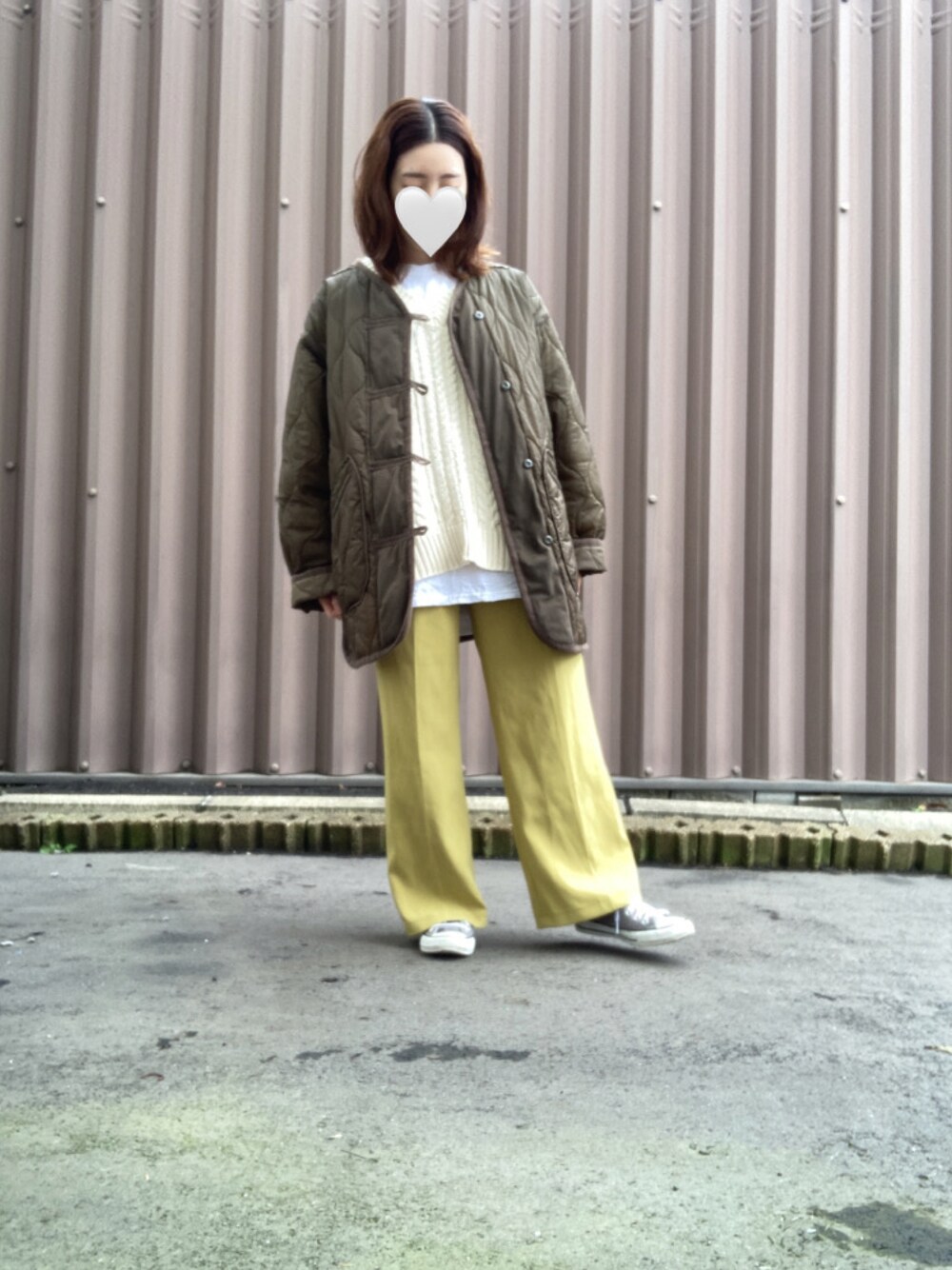 「秋コーデ、秋服、低身長コーデ、パンツスタイル、カラーパンツ、ニットベスト、おしゃれさんと繋がりたい、スニーカー、ミリタリー、低身長、相互フォロー」｜「CIAOPANIC TYPYのミリタリーキルティングジャケット（ノーカラージャケット、グリーン系）」を使った、さこさん（レディース・151cm）の秋コーディネートの1枚目の写真