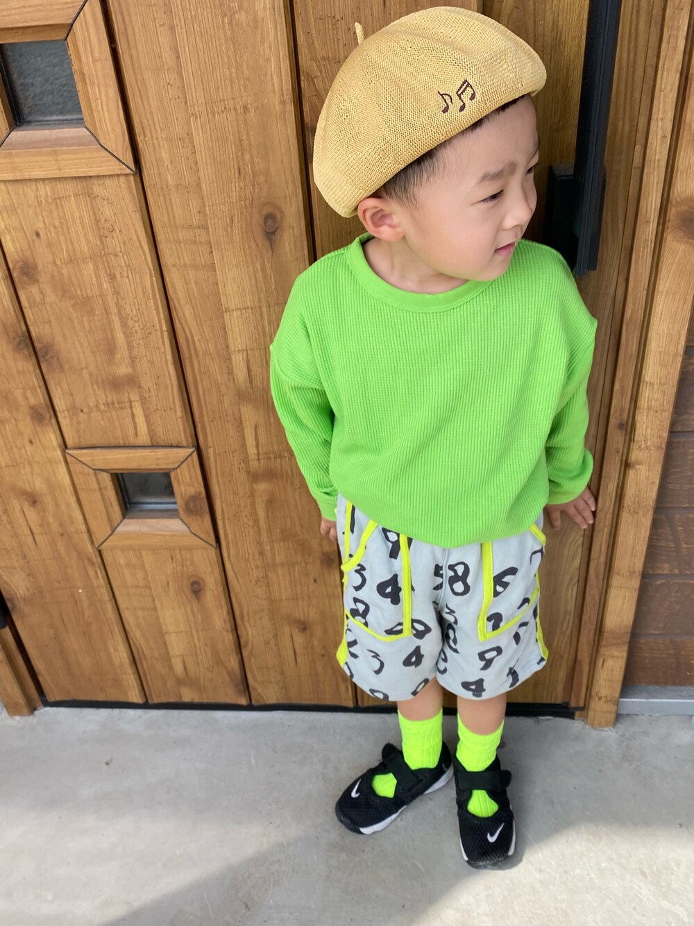 「春服、おしゃれさんと繋がりたい、休日スタイル、カジュアル、男の子、ベレー帽、キッズコーデ、キッズファッション、キッズ、プチプラ、お洒落さんとつながりたい、キッズコーデ #男の子、マーキーズ、マーキーズコーデ、ネオンカラー」｜「green label relaxingのアイテム（ハンチング/ベレー帽、ベージュ系）」を使った、akiiiさん（キッズ・90cm）の春コーディネートの1枚目の写真