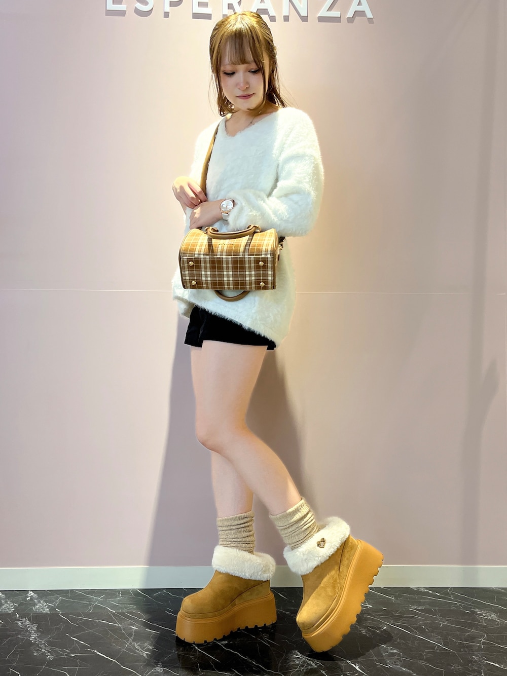 イエロー系のパンプスを着用したレディースの秋コーディネートの1枚目の写真