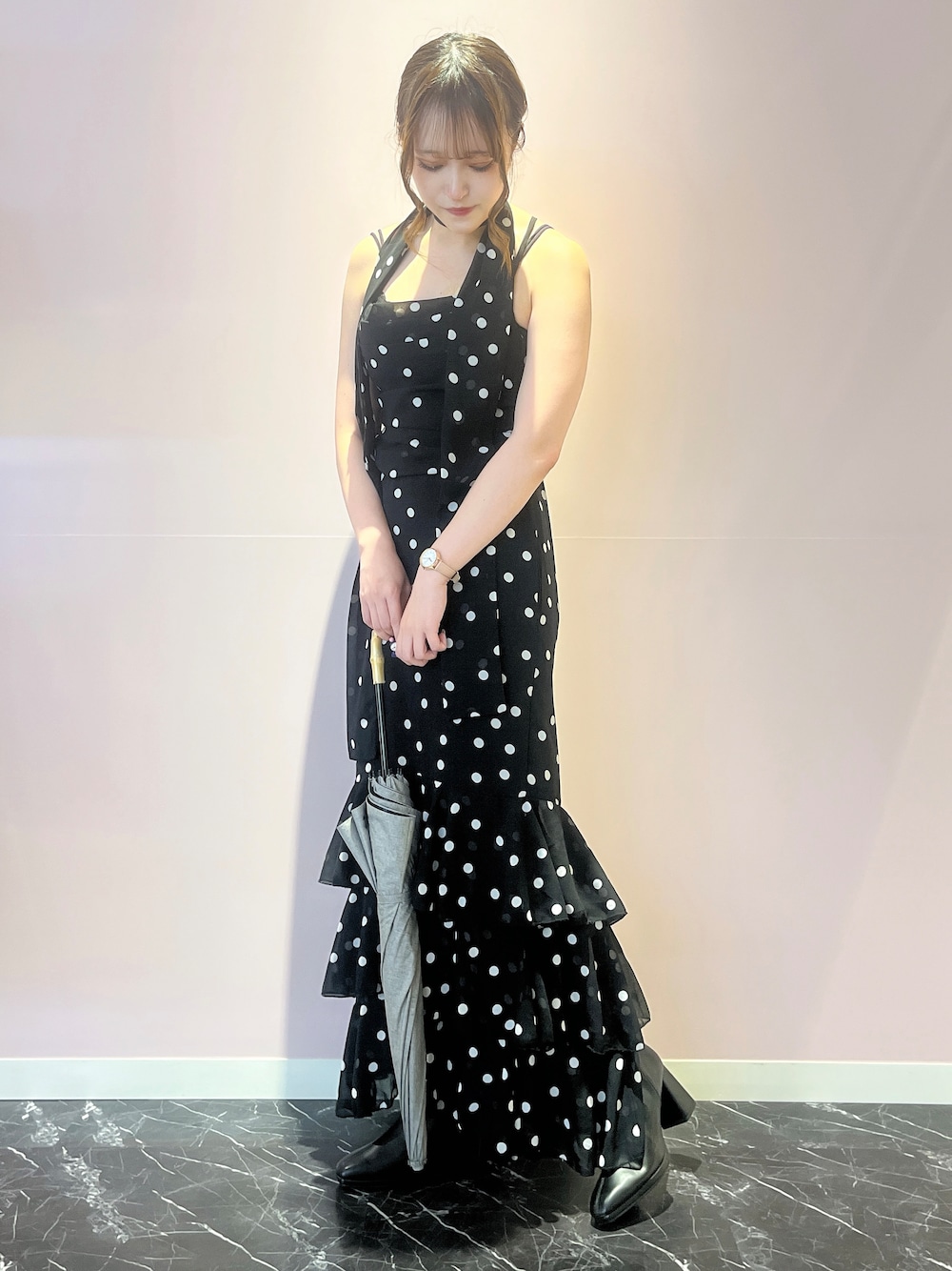 ブラック系のブーツ、ブラック系のブーツ、グレー系の折りたたみ傘を着用したレディースの夏コーディネートの1枚目の写真