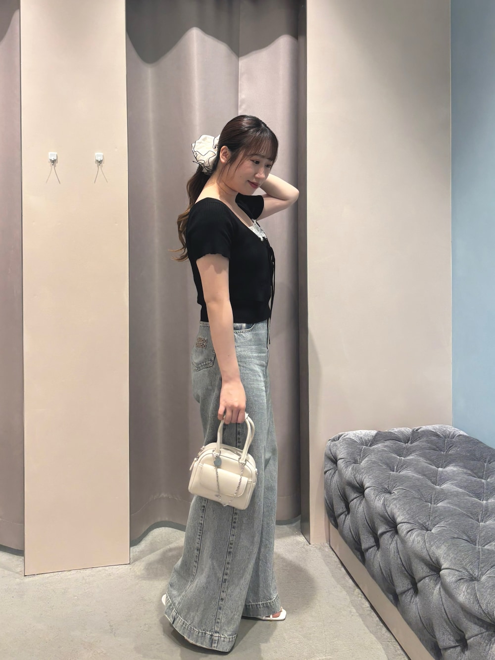 「Chico、チコ、カーディガン、デニム、デニムパンツ、ワイドデニム、シュシュ」｜「Chicoの【新色追加】ショートカーディガン+レースキャミセット（カーディガン/ボレロ、ブラック系）」を使った、あみさん（レディース・158cm）の春コーディネートの1枚目の写真