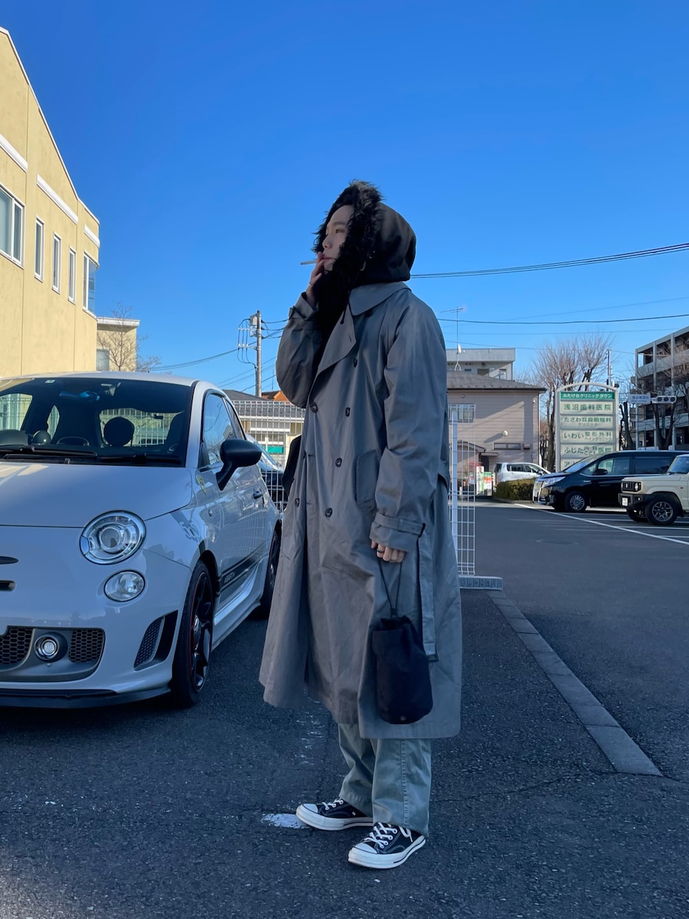 ブラック系のスニーカー、ブラック系のバッグ、グレー系のジャケット/アウターを着用したメンズの冬コーディネートの1枚目の写真