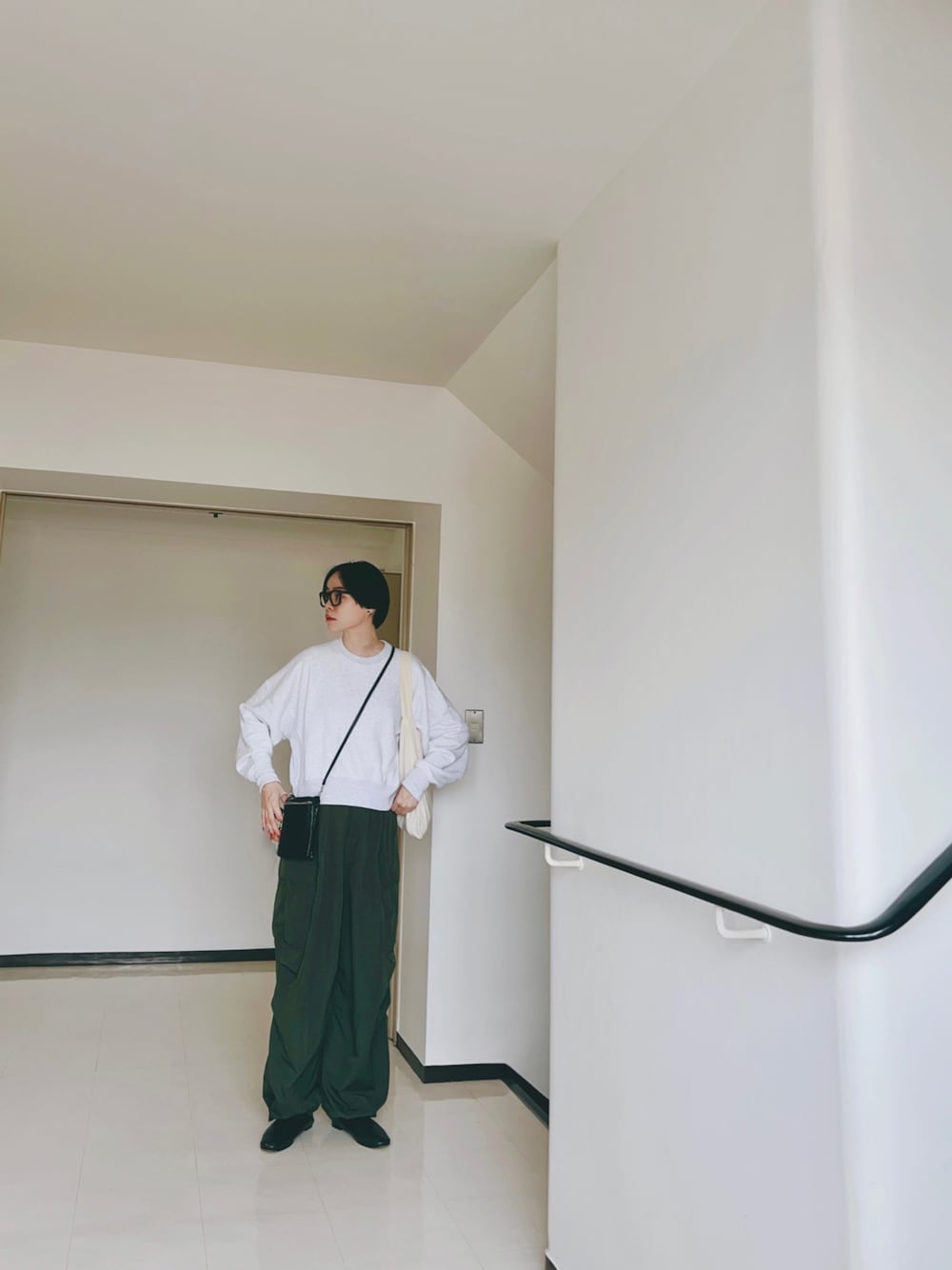 「秋服、オトナ女子、スウェット、カーゴパンツ、シンプル、シンプルコーデ、ベーシック/シンプル、ベーシック、秋のコーデ、カジュアル、メンズライク、ママコーデ」｜「FREAK'S STOREの限定展開 ワイドストレート カーゴパンツ（カーゴパンツ、グリーン系）」を使った、Kanocoさん（レディース・170cm）の秋コーディネートの1枚目の写真