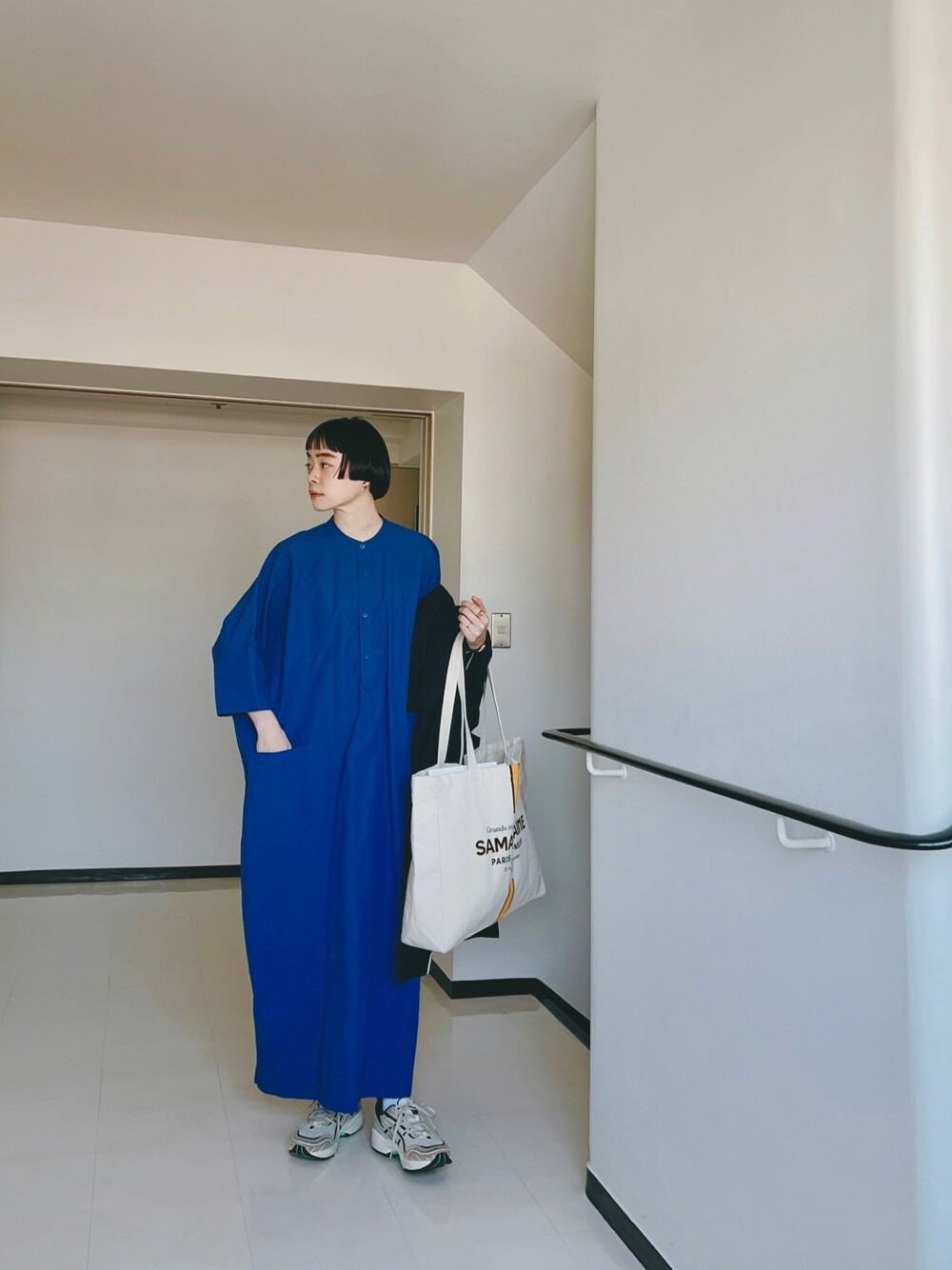 「シンプルコーデ、ロングワンピース、ビッグシルエット、ワンピース、ワンピース×スニーカー、スニーカー、シンプル、シャツスタイル、カジュアル、春コーデ、春、コラボレーション、春服、ワンピーススタイル、ママコーデ」｜「WHITE MAILSのアイテム（ワンピース/ドレス、ブルー系）」を使った、Kanocoさん（レディース・170cm）の春コーディネートの1枚目の写真