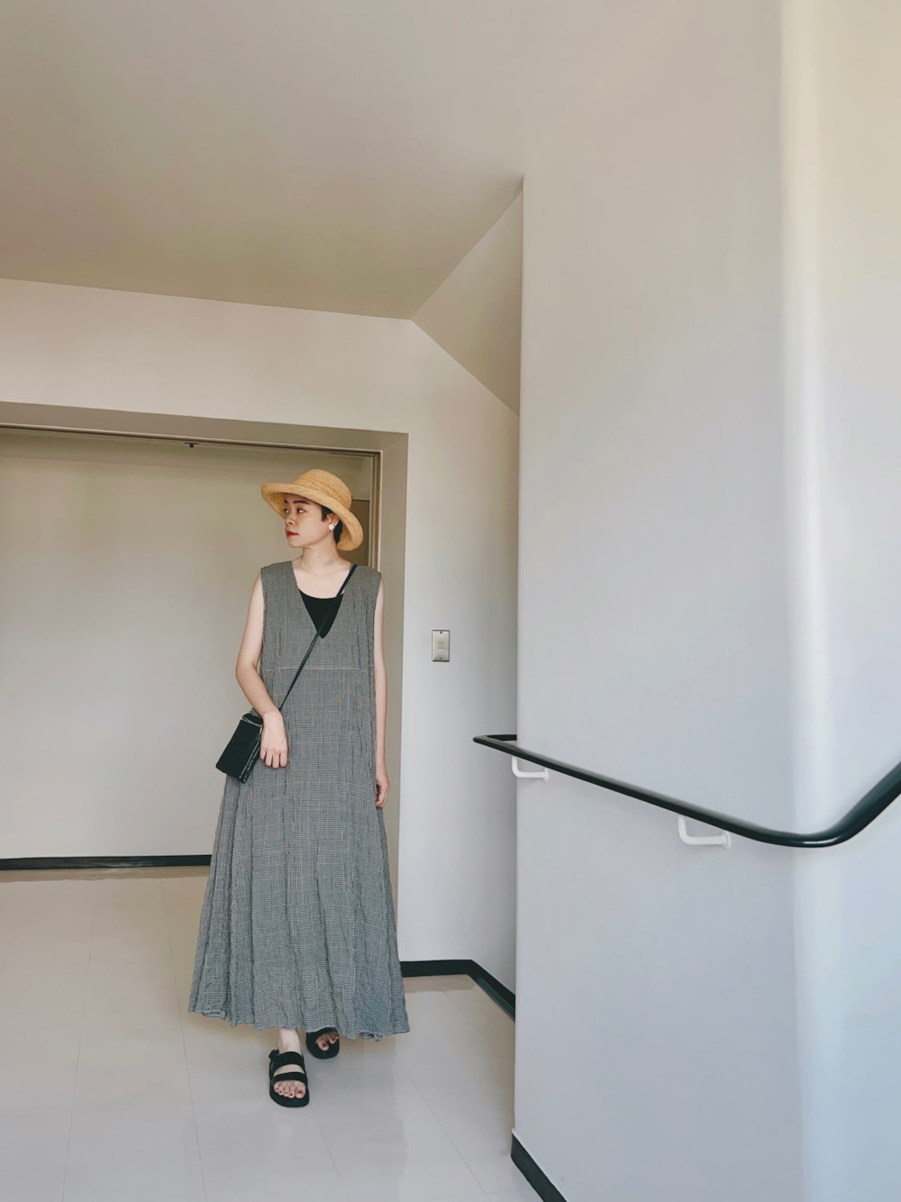 「シンプル、楽チンコーデ、ナチュラル、チェック、麦わら帽子、シンプルコーデ、ナチュラルスタイル、モノトーン、カジュアルコーデ、ロングワンピース、ママコーデ、高身長女子」｜「conges payes ADIEU TRISTESSEのKanocoさんコラボレーションワンピース（ワンピース、ホワイト系）」を使った、Kanocoさん（レディース・170cm）の夏コーディネートの1枚目の写真