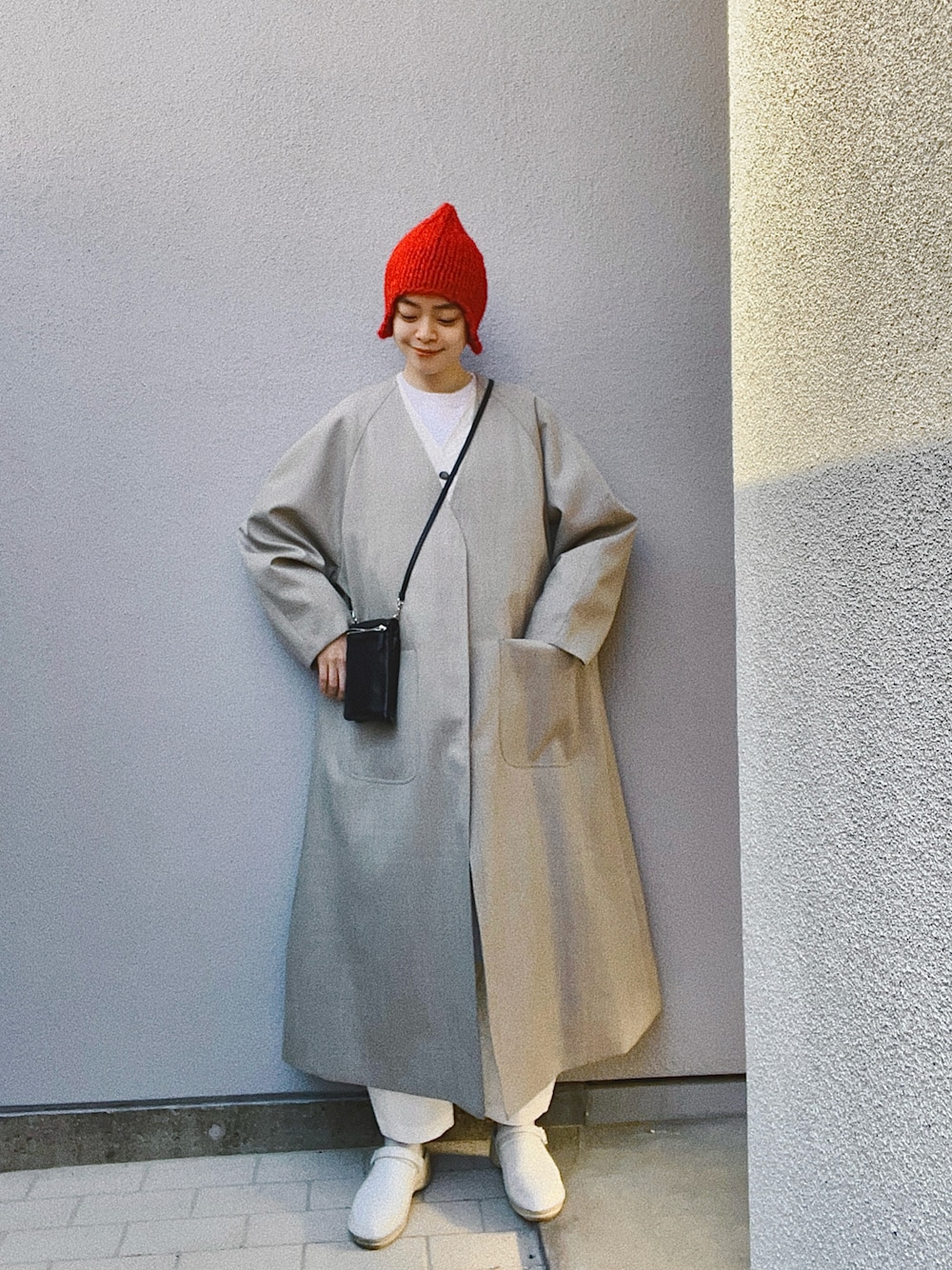 「ロングコート、スウェット、白パンツ、ニット帽、冬コーデ、シンプル、ナチュラル、冬、Cacco、ママコーデ、差し色(赤)、サボ、オトナカジュアル」｜「Caccoのアイテム（帽子、レッド系）」を使った、Kanocoさん（レディース・170cm）の冬コーディネートの1枚目の写真