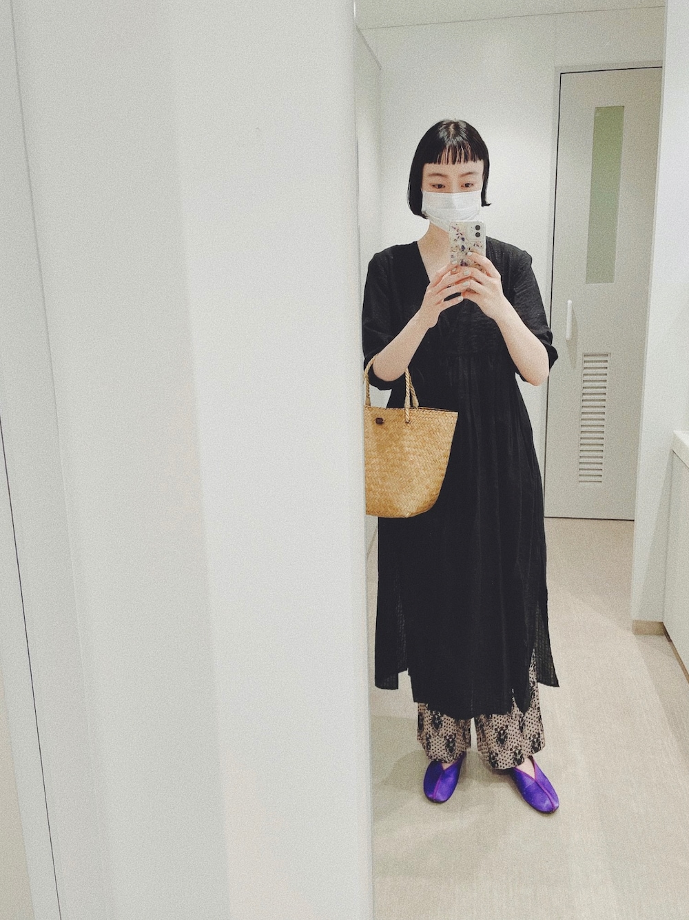 「シンプル、ヌキテパ、nequittezpas、ナチュラル、カシュクール、ロングワンピース、柄パンツ、かごバッグ、雨の日コーデ、大人コーデ」｜「雑貨屋のアイテム（かごバッグ、ベージュ系）」を使った、Kanocoさん（レディース・170cm）の秋コーディネートの1枚目の写真