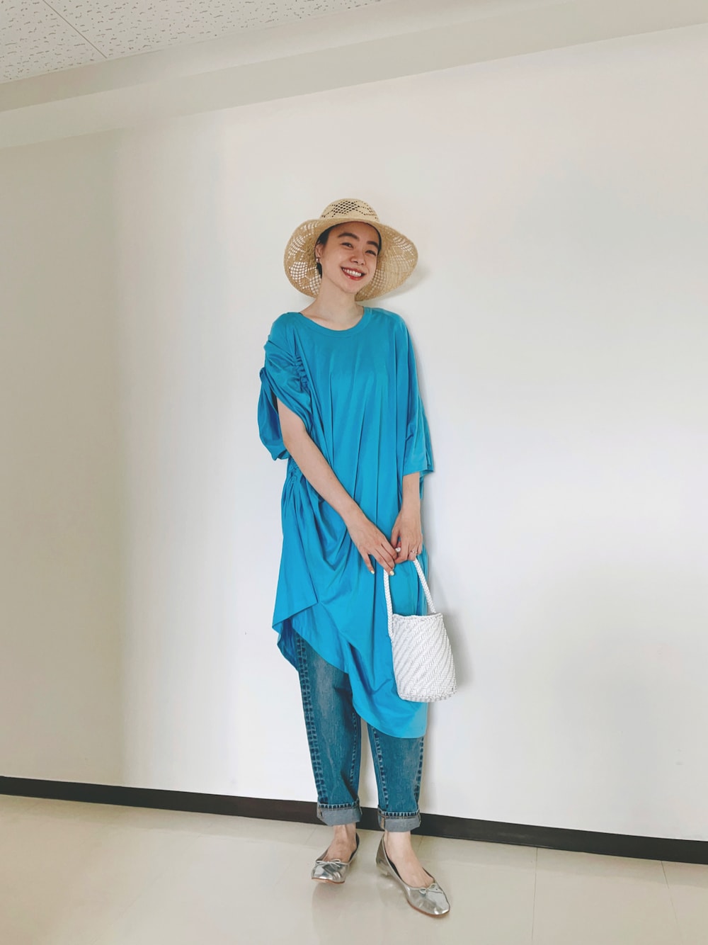「オトナ女子、大人カジュアル、夏、麦わら帽子、アンリアレイジ(ANREALAGE)、ANREALAGE、ハイウエストパンツ、デニム、バレエシューズ、シンプル」｜「La Maison de LyllisのLAKE ラケ /  La Maison de Lyllis 2221031 メゾンドリリス（ハット、ベージュ系）」を使った、Kanocoさん（レディース・170cm）の夏コーディネートの1枚目の写真