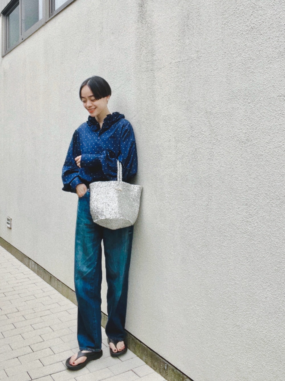 「シャツスタイル、シャツ、ブラウス、ブラウス×デニム、シンプルコーデ、シンプル、カジュアル、シンプルカジュアル、大人カジュアルコーデ、ビーサン、OOFOS、かごバッグ、ナチュラル、ママコーデ」｜「ARTS & SCIENCEのアイテム（デニムパンツ、ブルー系）」を使った、Kanocoさん（レディース・170cm）の夏コーディネートの1枚目の写真