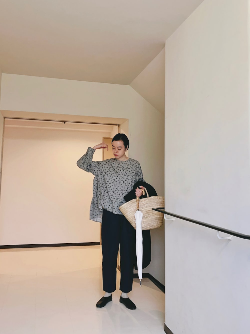 「大人カジュアル、花柄、花柄ブラウス、モノトーン、シンプル、ナチュラル、バレエシューズ、春服、ブラウス、シンプルコーデ」｜「PUAL CE CINの水玉小花柄プリントブラウス（シャツ/ブラウス、ベージュ系）」を使った、Kanocoさん（レディース・170cm）の冬コーディネートの1枚目の写真