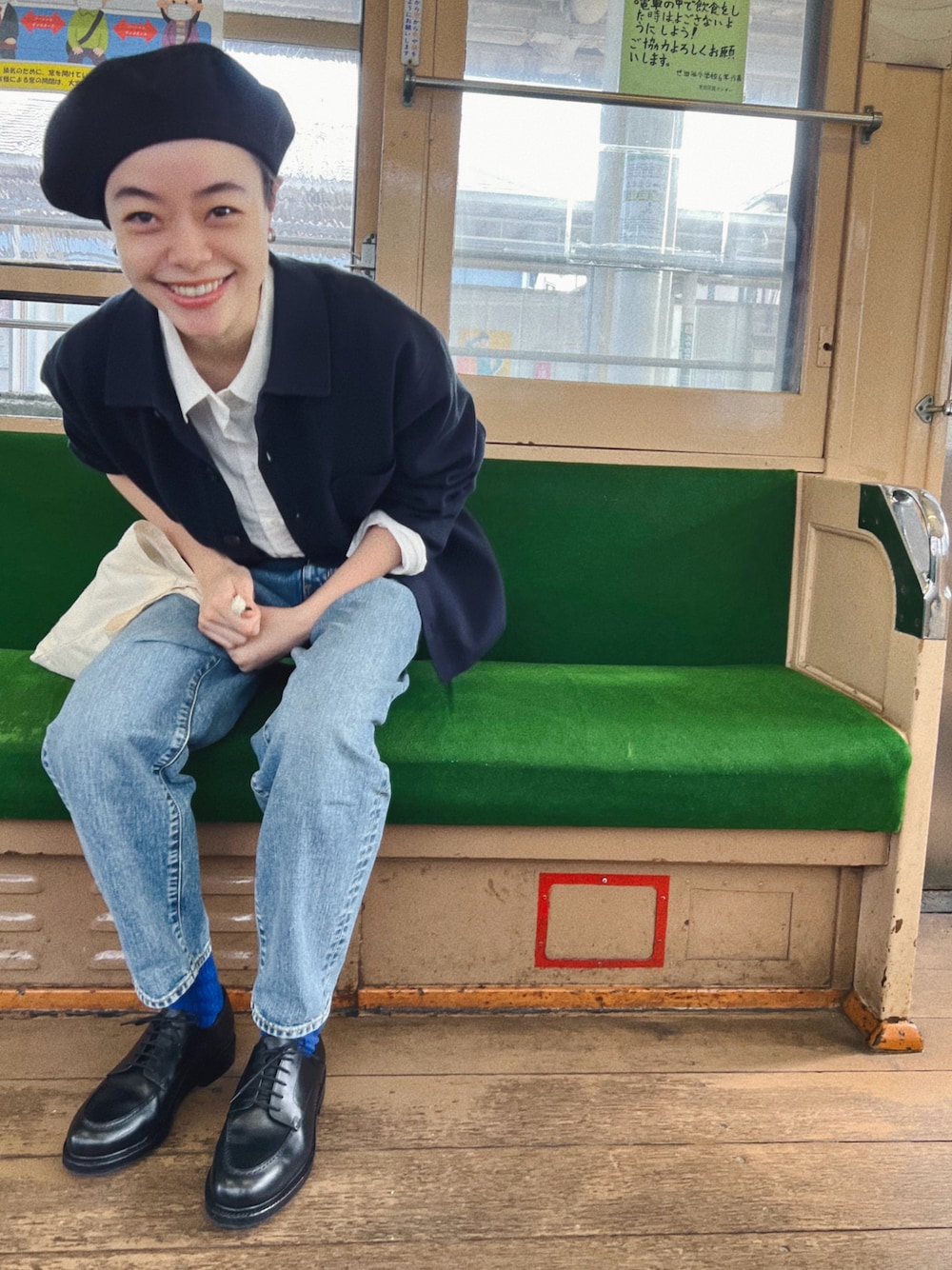 「白シャツ、白シャツ×デニム、革靴、UNIQLO、ユニクロ、ベレー帽、シンプルコーデ、シンプル、シンプルスタイル、カジュアル、カジュアルコーデ、デニム、秋服、ママコーデ」｜「nagonstansのModest P-03（デニムパンツ、ブルー系）」を使った、Kanocoさん（レディース・170cm）の秋コーディネートの1枚目の写真