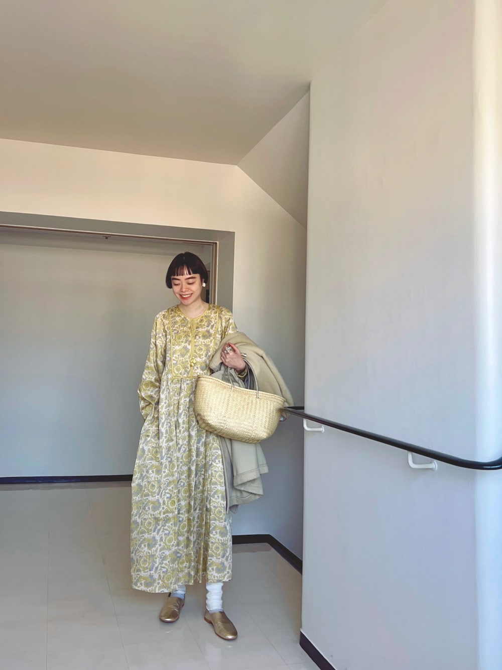 「カジュアルコーデ、黄色、ヌキテパ、nequittezpas、かごバッグ、レギンス、ロングワンピース、オトナカジュアル、シンプル、花柄、花柄ワンピース、ナチュラル」｜「NE QUITTEZ PAS!のアイテム（ワンピース/ドレス、イエロー系）」を使った、Kanocoさん（レディース・170cm）の冬コーディネートの1枚目の写真