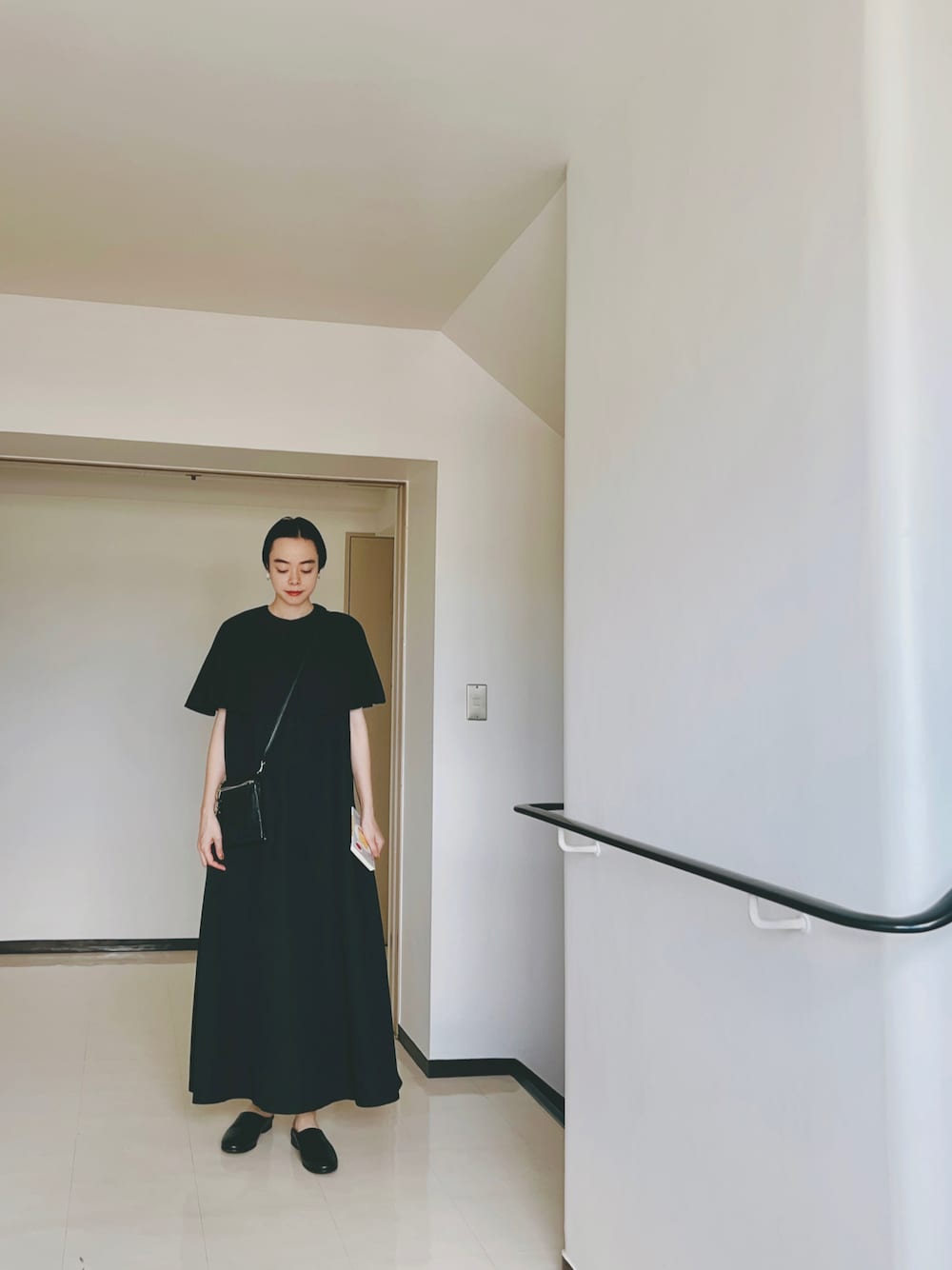 「お出かけコーデ、きれいめ、シンプル、シンプルコーデ、ナチュラル、マキシ丈ワンピース、ロングワンピース、襟付きワンピース、オールブラック、全身黒、ママコーデ」｜「PERNAのケープワンピース（ワンピース、ブラック系）」を使った、Kanocoさん（レディース・170cm）の夏コーディネートの1枚目の写真