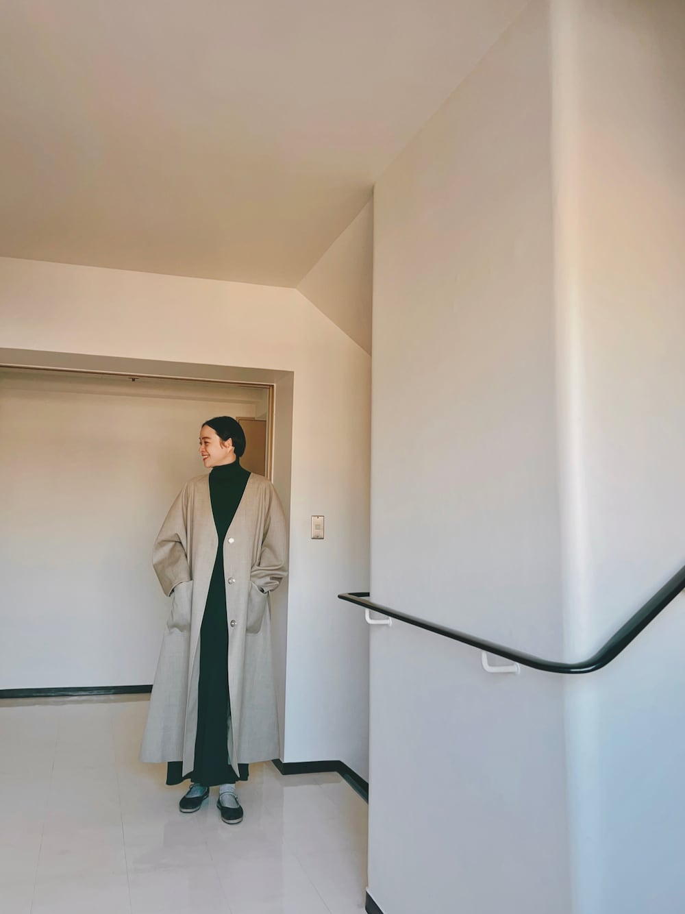 「秋服コーデ、カジュアルコーデ、マキシ丈ワンピース、ロングコート、シンプル、シンプルスタイル、Cacco、大人カジュアル、冬、タートルネック、ニットワンピース、ワンピース、楽チンコーデ、ママファッション、ママコーデ」｜「Caccoのアイテム（ジャケット/アウター、ベージュ系）」を使った、Kanocoさん（レディース・170cm）の秋コーディネートの1枚目の写真