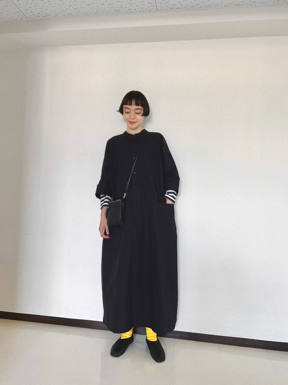 「シンプル、ロングワンピース、ワンピース、モノトーン、黒、オールブラック、ボーダー、ボーダートップス、カジュアルコーデ、カジュアル、ナチュラル、リラックススタイル、ママコーデ、ママファッション」｜「ARTS & SCIENCEのアイテム（バッグ、ブラック系）」を使った、Kanocoさん（レディース・170cm）の春コーディネートの1枚目の写真