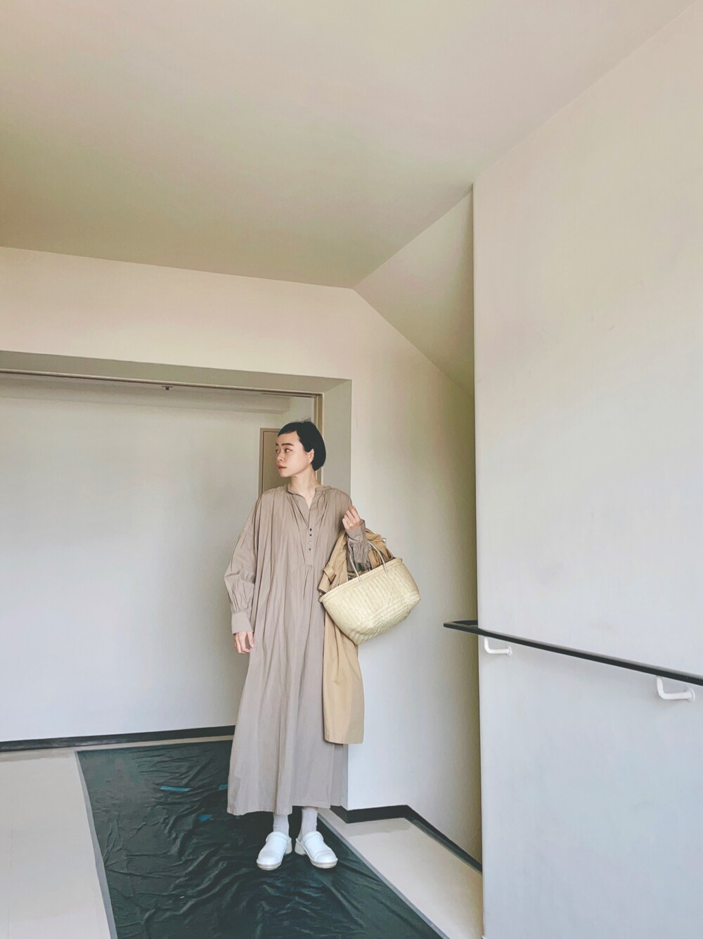「シンプルコーデ、きれいめカジュアル、ワンピース、かごバッグ、ロングワンピース、ワンピーススタイル、ワントーンコーデ、ベージュ、サボ、ナチュラル」｜「enchainementのSmock Dress（シャツワンピース、グレー系）」を使った、Kanocoさん（レディース・170cm）の春コーディネートの1枚目の写真