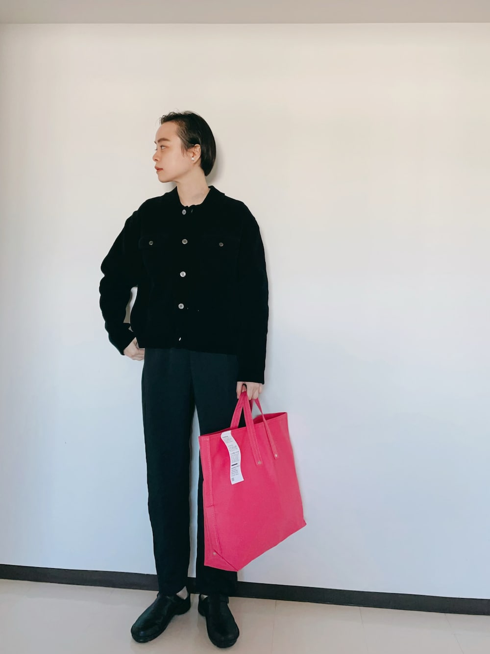 「冬、大人コーデ、オールブラック、ピンク、tembea、サテンパンツ、シンプル、ナチュラル、ブラックコーデ、黒」｜「Demi-Luxe BEAMSのBATONER / 別注 コーデュロイ カーディガン（カーディガン/ボレロ、ブラック系）」を使った、Kanocoさん（レディース・170cm）の冬コーディネートの1枚目の写真