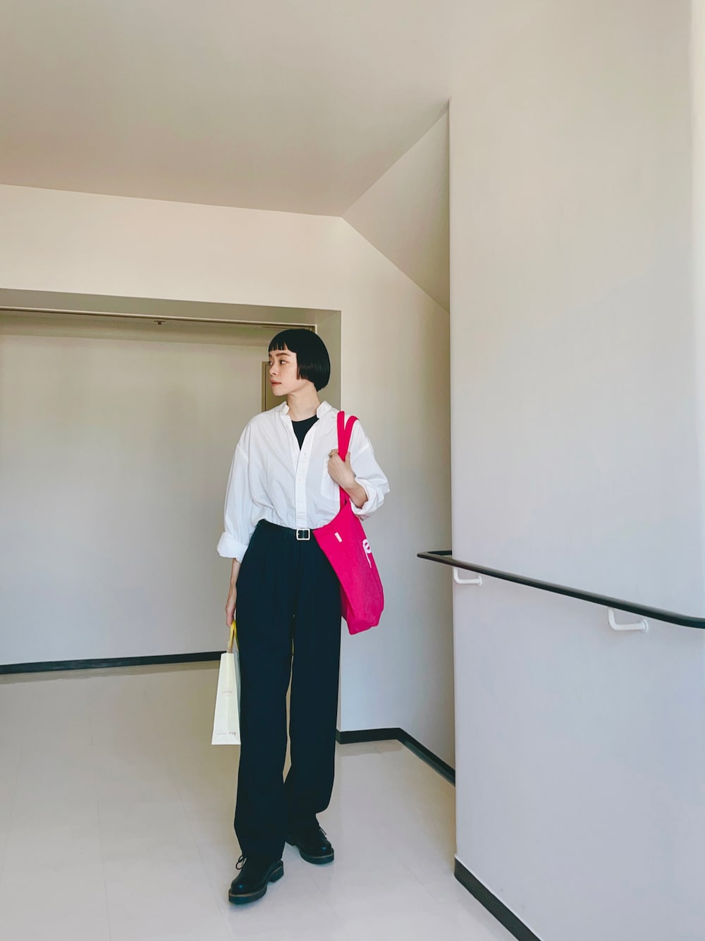「オトナ女子、モノトーン、モノトーンコーデ、シンプルコーデ、シンプル、メンズライク、古着、オーバーサイズ、オーバーサイズシャツ、白シャツ、パンツコーデ」｜「古着のアイテム（スラックス、ブラック系）」を使った、Kanocoさん（レディース・170cm）の秋コーディネートの1枚目の写真