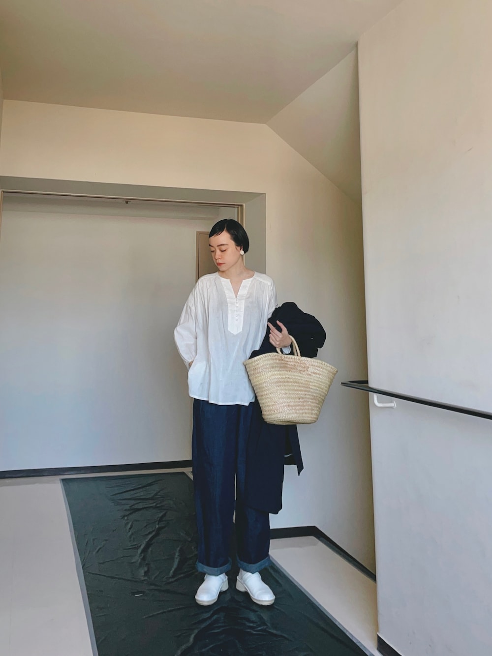 「シンプルコーデ、春カラー、白トップス、白ブラウス、シンプル、ナチュラル、デニム、ワイドパンツ、サボ、リラックススタイル」｜「NIMESのリネン 7分袖ギャザープルオーバー（ワンピース、ホワイト系）」を使った、Kanocoさん（レディース・170cm）の春コーディネートの1枚目の写真