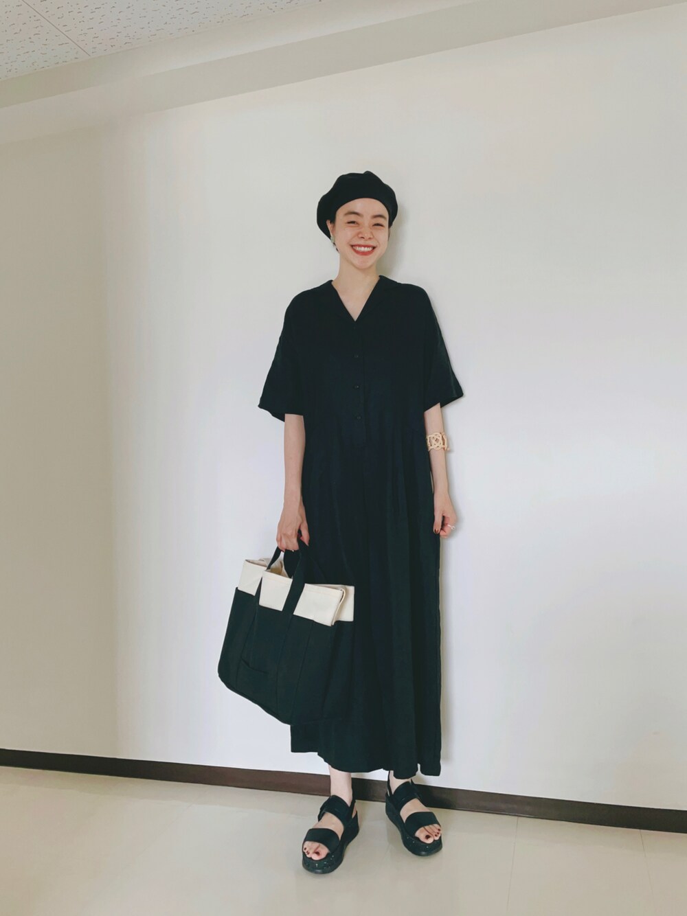 ブラック系のその他パンツ、ブラック系のバッグ、ブラック系のサンダルを着用したレディースの夏コーディネートの1枚目の写真