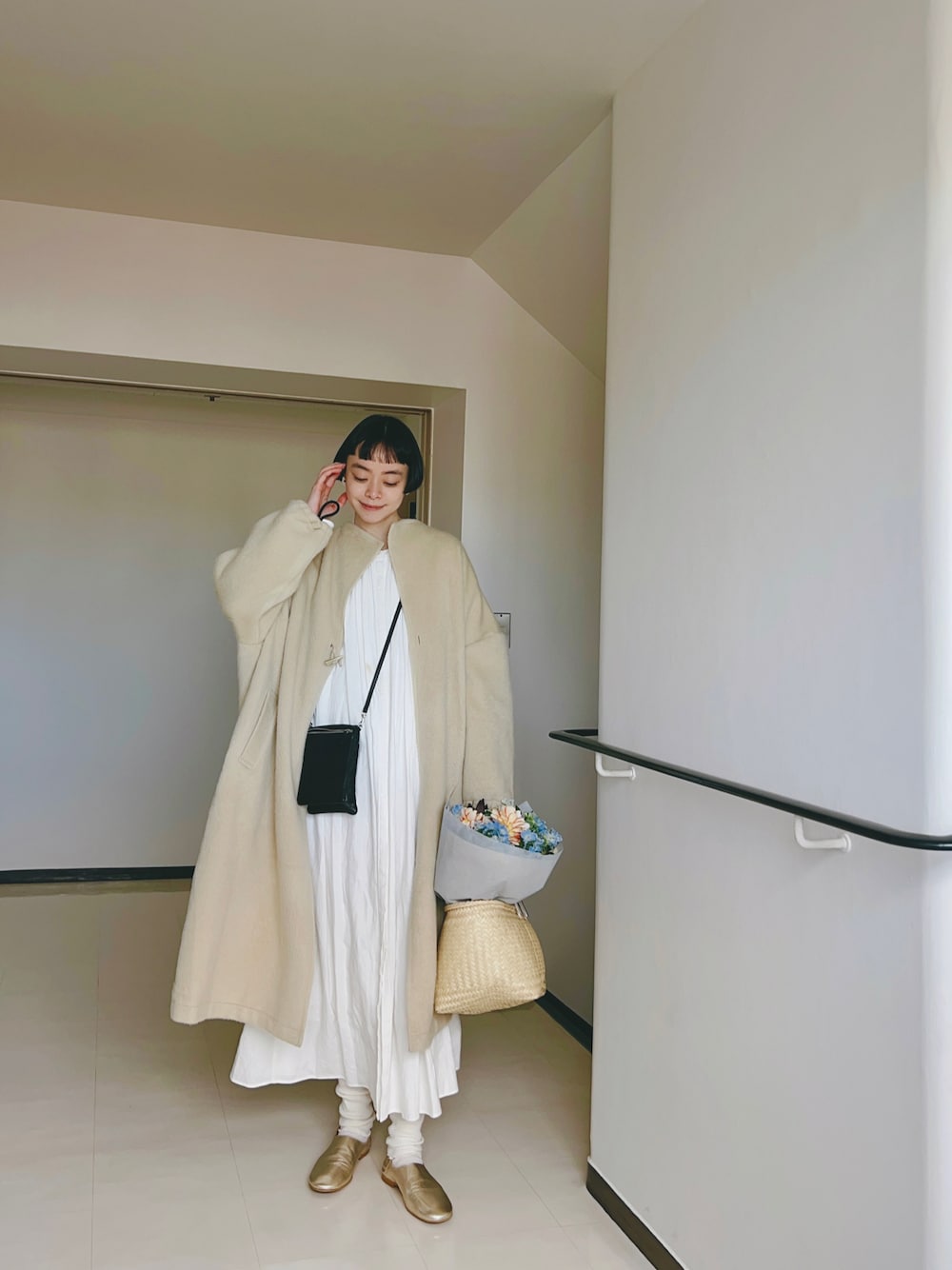 「シンプルスタイル、ナチュラル、ナチュラルスタイル、レギンス、ワントーンコーデ、白、ロングワンピース、白ワンピース、大人かわいい、かごバッグ、ショルダーバッグ」｜「ARTS & SCIENCEのアイテム（バッグ、ブラック系）」を使った、Kanocoさん（レディース・170cm）の冬コーディネートの1枚目の写真