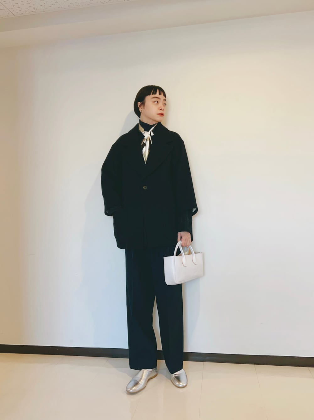 「お出かけコーデ、大人カジュアル、シンプル、シンプルコーデ、タックパンツ、タートルネック、スカーフ、スカーフアレンジ、パンツスタイル、shinzone、ママファッション、高身長コーデ、ナチュラル」｜「JOHN SMEDLEYのアイテム（ニット/セーター、ブルー系）」を使った、Kanocoさん（レディース・170cm）の冬コーディネートの1枚目の写真