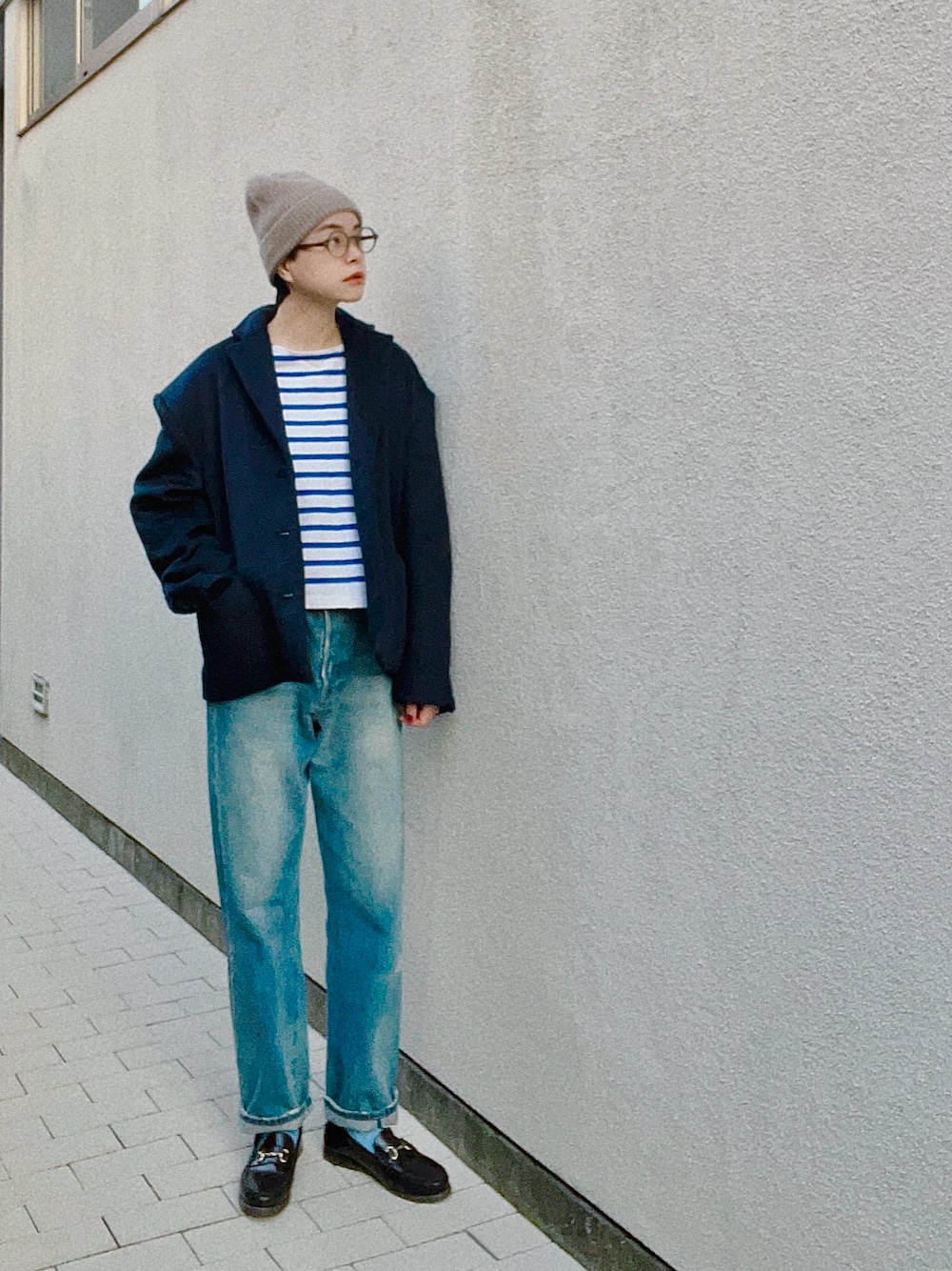 「ニットベスト、冬コーデ、ジャケット、デニム、デニムパンツ、カジュアル、ローファー、ローファー×靴下、シンプル、オトナカジュアル、パンツスタイル、シンプルスタイル、ママコーデ」｜「Curensologyのハイライズデニムパンツ（デニムパンツ、ブルー系）」を使った、Kanocoさん（レディース・170cm）の冬コーディネートの1枚目の写真