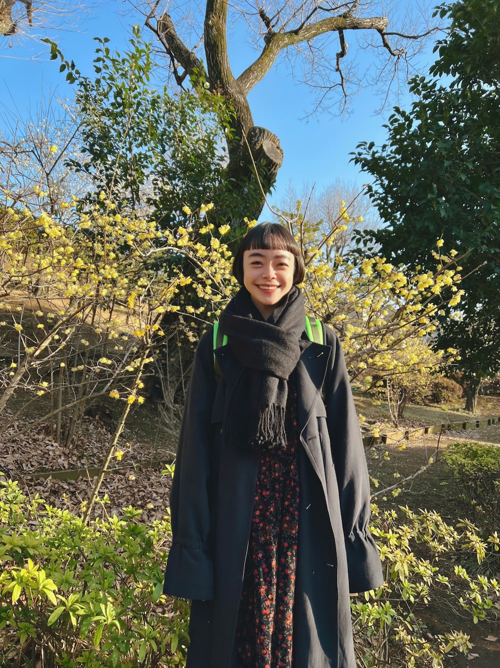 「春服、花柄、花柄ワンピース、バックパック、リュック、古着MIX、黒、ナチュラル、シンプル、カジュアル、マキシ丈ワンピース、ロングワンピース、ロングコート」｜「古着のアイテム（ワンピース/ドレス、ブラック系）」を使った、Kanocoさん（レディース・170cm）の冬コーディネートの1枚目の写真