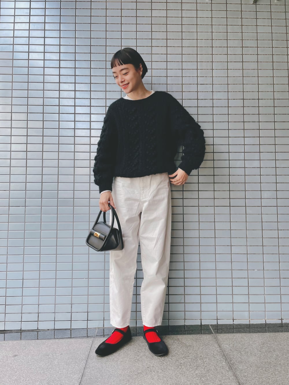 「オトナカジュアル、シンプルスタイル、モノトーン、モノトーンコーデ、差し色(赤)、白パンツ、白デニム、ニット、古着MIX、ストラップシューズ、SVEC(SVEC)、靴下、シンプル、黒」｜「古着のアイテム（ニット/セーター、ブラック系）」を使った、Kanocoさん（レディース・170cm）の秋コーディネートの1枚目の写真