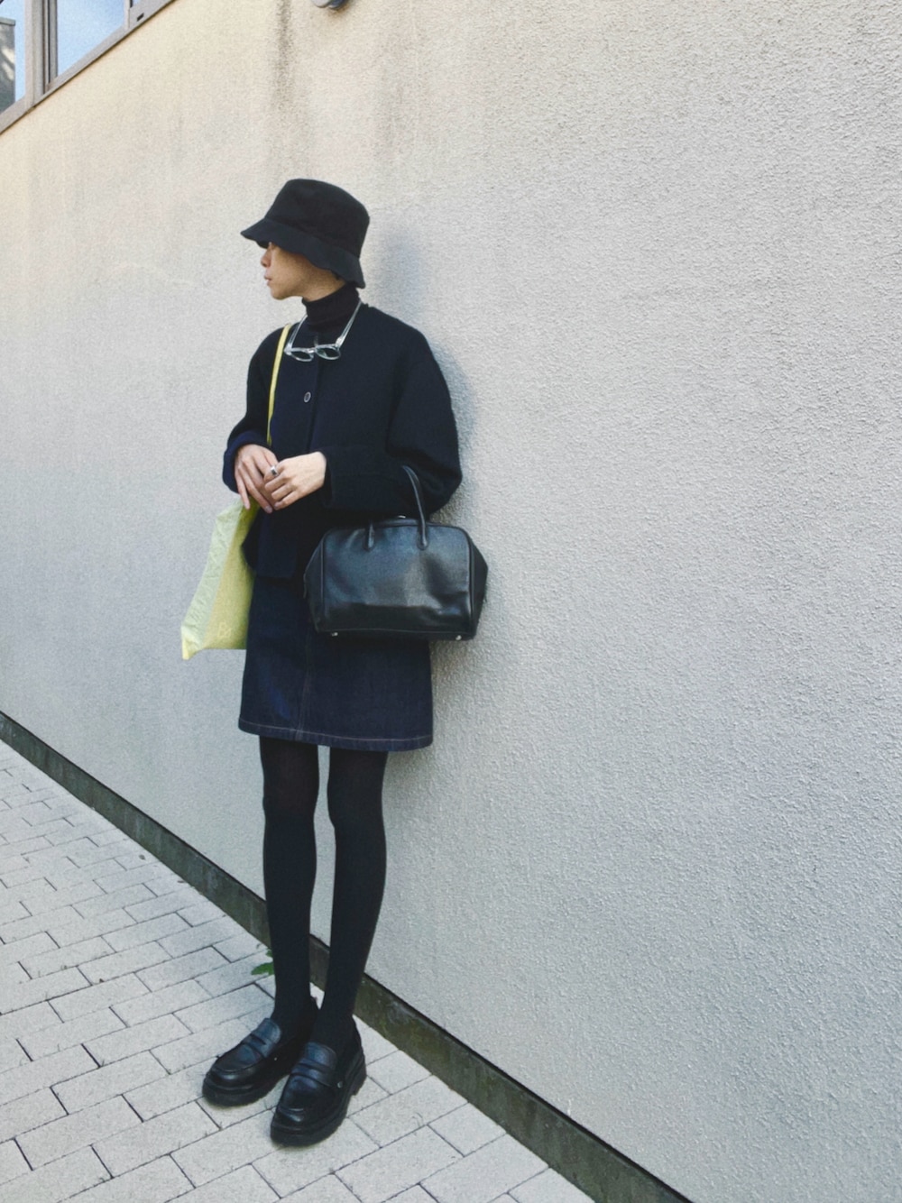 ブラック系のパンプス、ブルー系のその他アウター、ブルー系のニット/セーターを着用したレディースの秋コーディネートの1枚目の写真