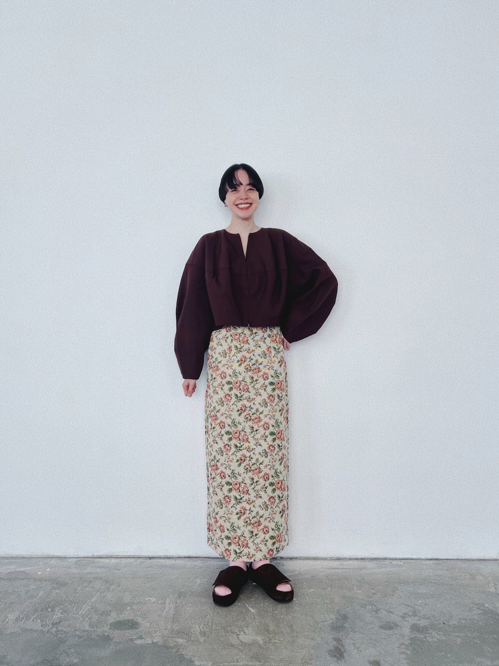 「秋コーデ、秋服コーデ、大人かわいい、花柄、花柄スカート、サンダル、ブラウン、茶色、ピンク、靴下、カジュアル、ナチュラル、ママコーデ、ママファッション」｜「STYLEMIXERのハイラインフォルムショートジャケット（ノーカラージャケット、ブラウン系）」を使った、Kanocoさん（レディース・170cm）の秋コーディネートの1枚目の写真