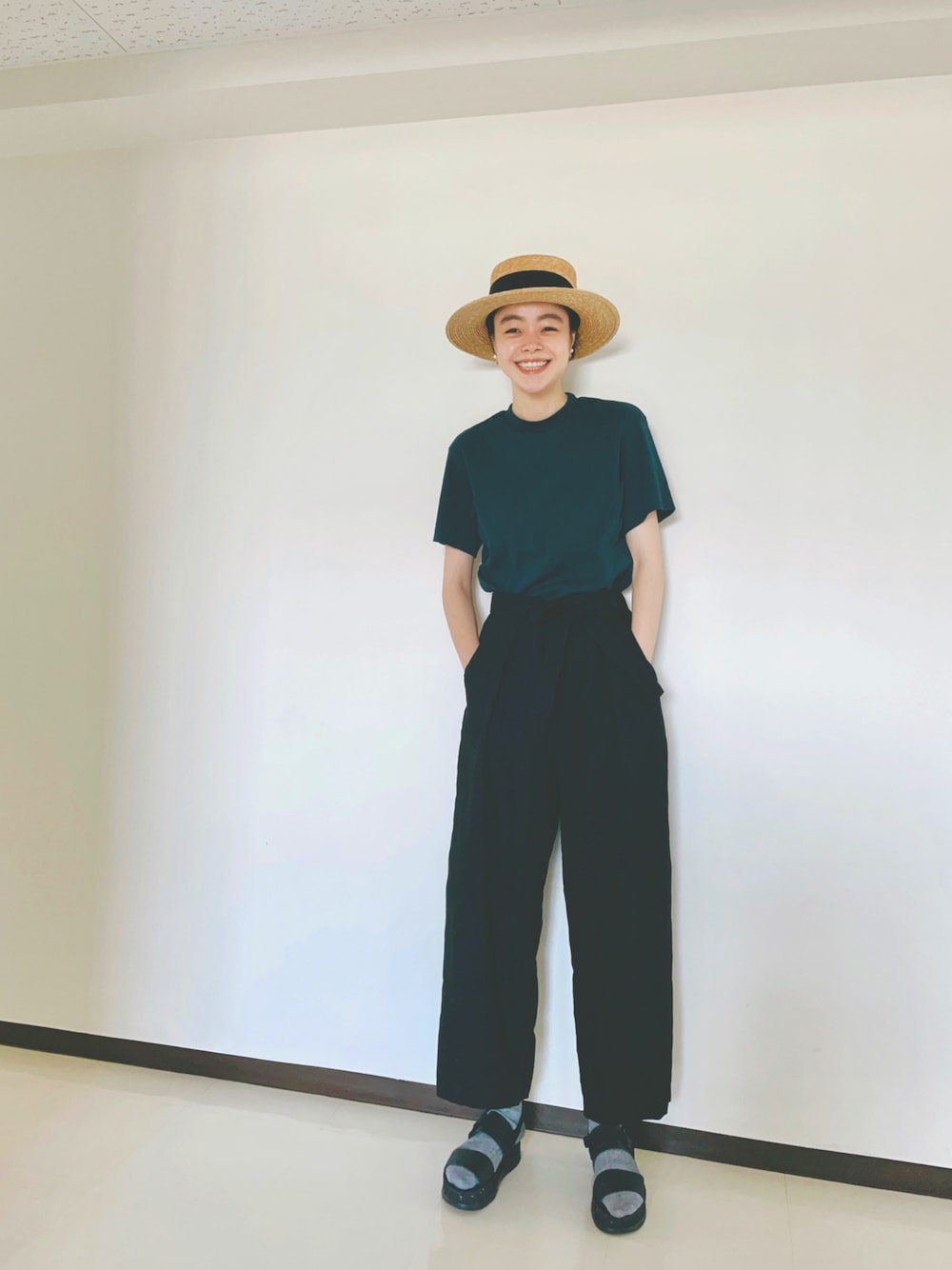 「シンプルコーデ、オトナカジュアル、パンツスタイル、きれいめカジュアル、夏、むぎわら帽子、スポーツサンダル、ラフ、リネンパンツ、arts & science、シンプル」｜「田中帽子店のアイテム（帽子、ベージュ系）」を使った、Kanocoさん（レディース・170cm）の春コーディネートの1枚目の写真
