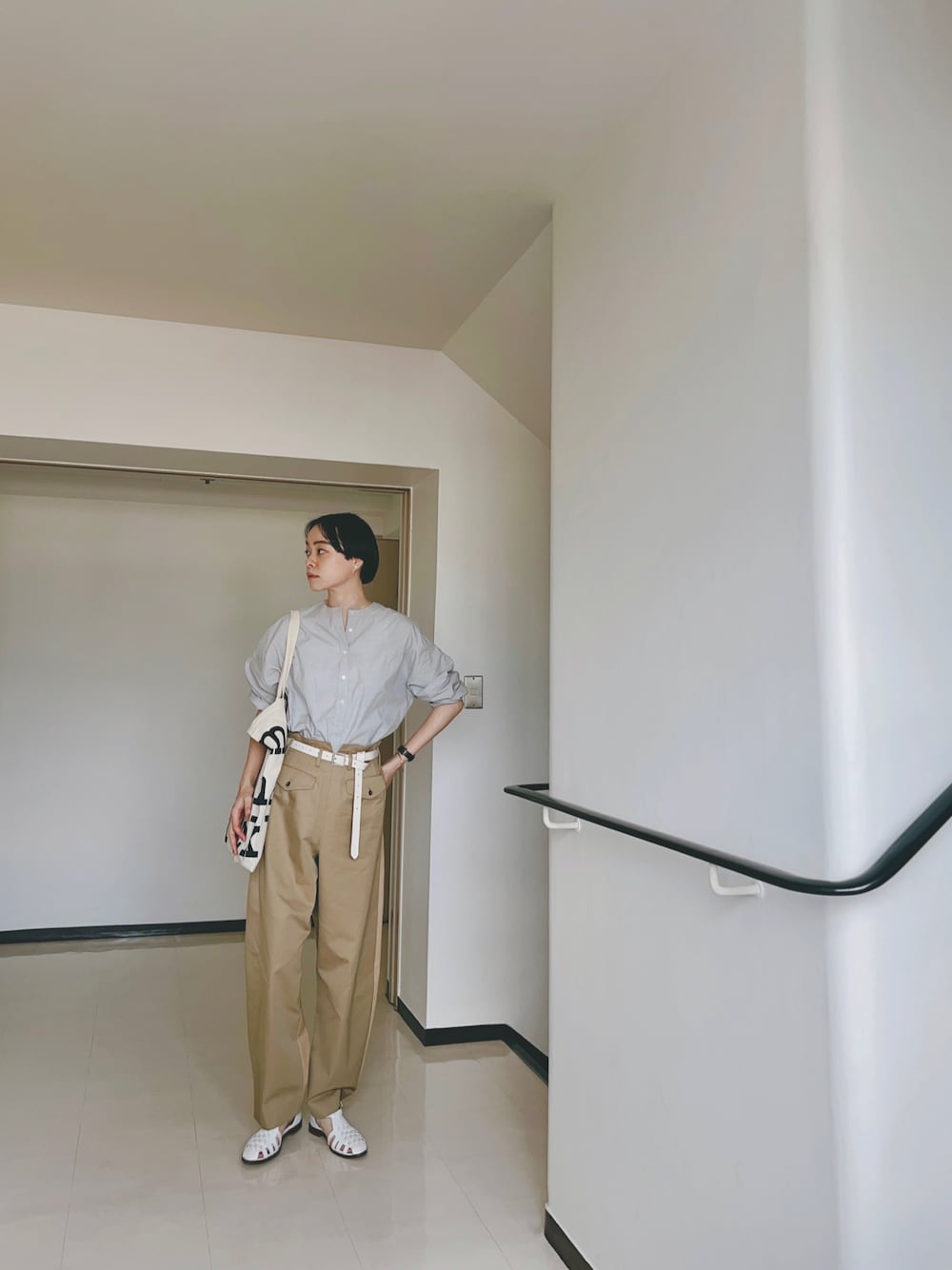 「秋先取りコーデ、オトナ女子、カジュアル、シンプルスタイル、秋服、シャツスタイル、シャツ、チェックシャツ、ベージュパンツ、シンプル、メンズライク、ママコーデ」｜「conges payes ADIEU TRISTESSEのKanocoさんコラボレーションシャツ（シャツ/ブラウス、グレー系）」を使った、Kanocoさん（レディース・170cm）の秋コーディネートの1枚目の写真