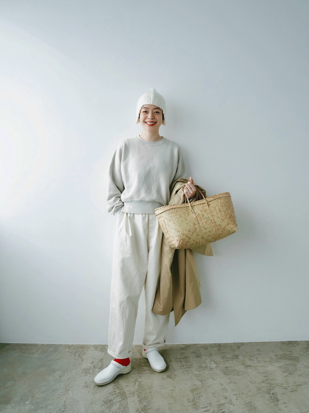 「シンプル、ワントーンコーデ、冬服、スウェット、ニット帽、白パンツ、かごバッグ、赤い靴下、ナチュラル、パンツスタイル、シンプルコーデ、シンプルスタイル、ママコーデ、Cacco」｜「Caccoのアイテム（帽子、ホワイト系）」を使った、Kanocoさん（レディース・170cm）の冬コーディネートの1枚目の写真