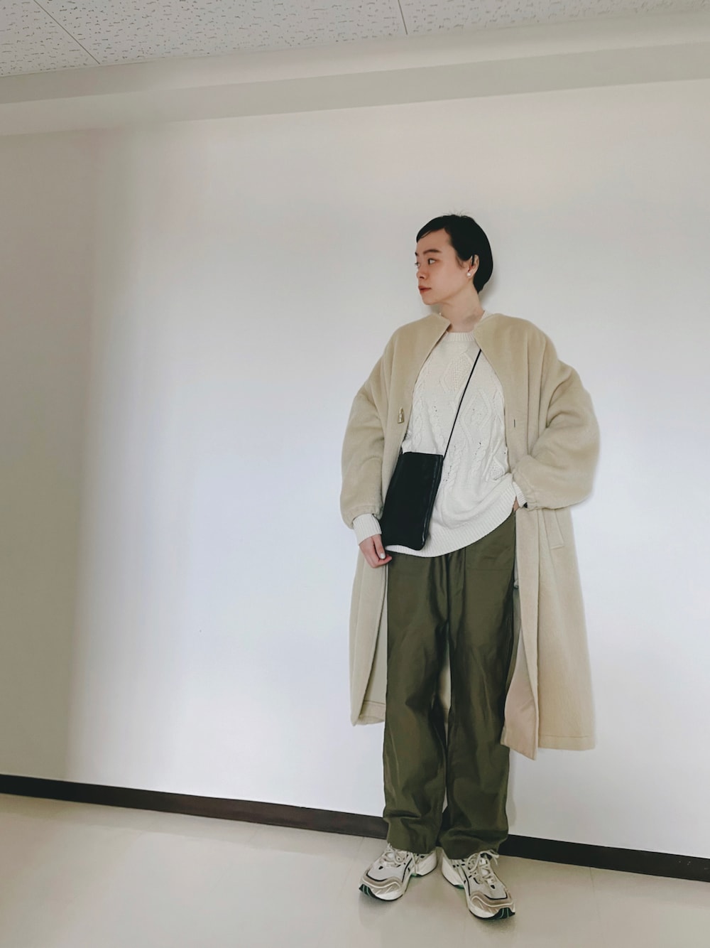 「オトナカジュアル、シンプルコーデ、カジュアル、シンプル、白ニット、アランニット、ミリタリーパンツ、カーキパンツ、カジュアルコーデ、スニーカー、ロングコート」｜「VACHEMENTのアイテム（ジャケット/アウター、ベージュ系）」を使った、Kanocoさん（レディース・170cm）の冬コーディネートの1枚目の写真