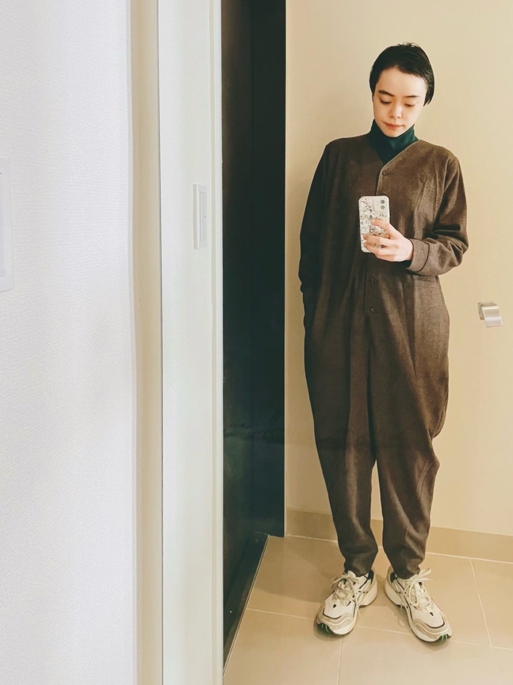 「オトナカジュアル、タートルネック、オールインワン、サロペット、シンプル、Steven Alan、スニーカー、asics、アシックス、スニーカーコーデ」｜「BIWACOTTONのアイテム（トップス、グリーン系）」を使った、Kanocoさん（レディース・170cm）の冬コーディネートの1枚目の写真