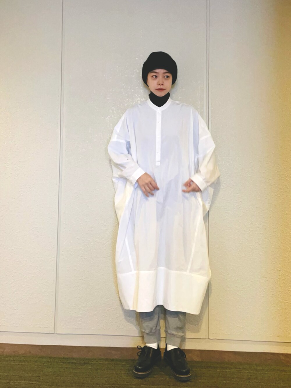 「オトナカジュアル、ニット帽、白ワンピース、シャツワンピ、スウェットパンツ、秋冬コーデ、シンプル、ナチュラル、スウェット、カジュアル、タートルネック、大人コーデ」｜「CurensologyのCurensology(カレンソロジー)/ボリュームシャツワンピース（ワンピース、ホワイト系）」を使った、Kanocoさん（レディース・170cm）の秋コーディネートの1枚目の写真