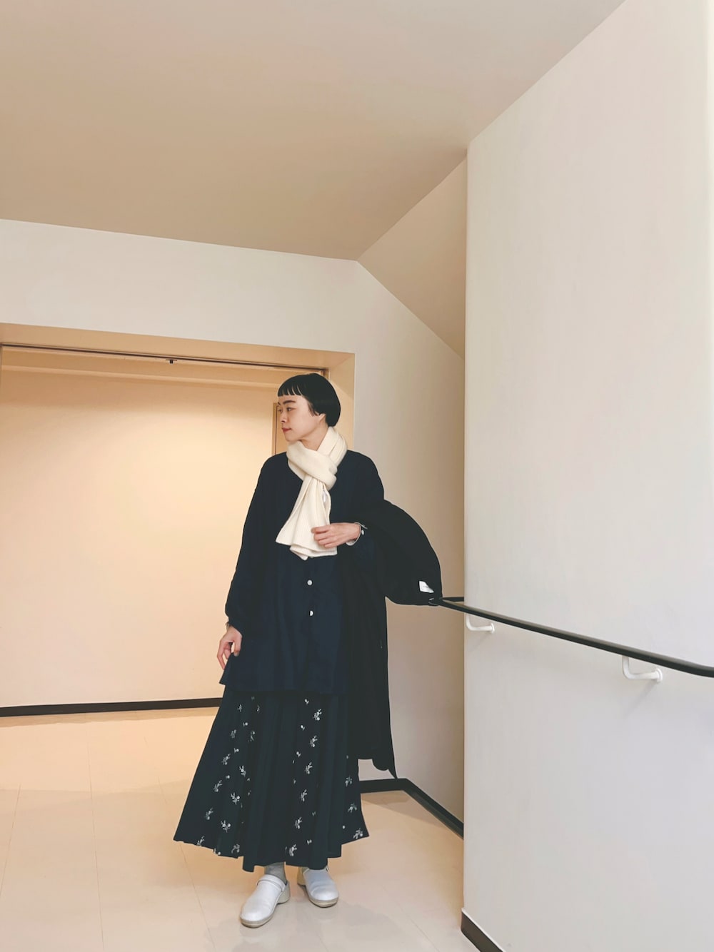 「秋冬コーデ、大人カジュアル、ネイビー、ネイビー×ホワイト、ネイビーコーデ、ワントーンコーデ、ブラウス、シャツ、シャツスタイル、花柄、花柄スカート、サボ」｜「conges payes ADIEU TRISTESSEのリネンバンドカラーシャツ（シャツ/ブラウス、ブルー系）」を使った、Kanocoさん（レディース・170cm）の冬コーディネートの1枚目の写真