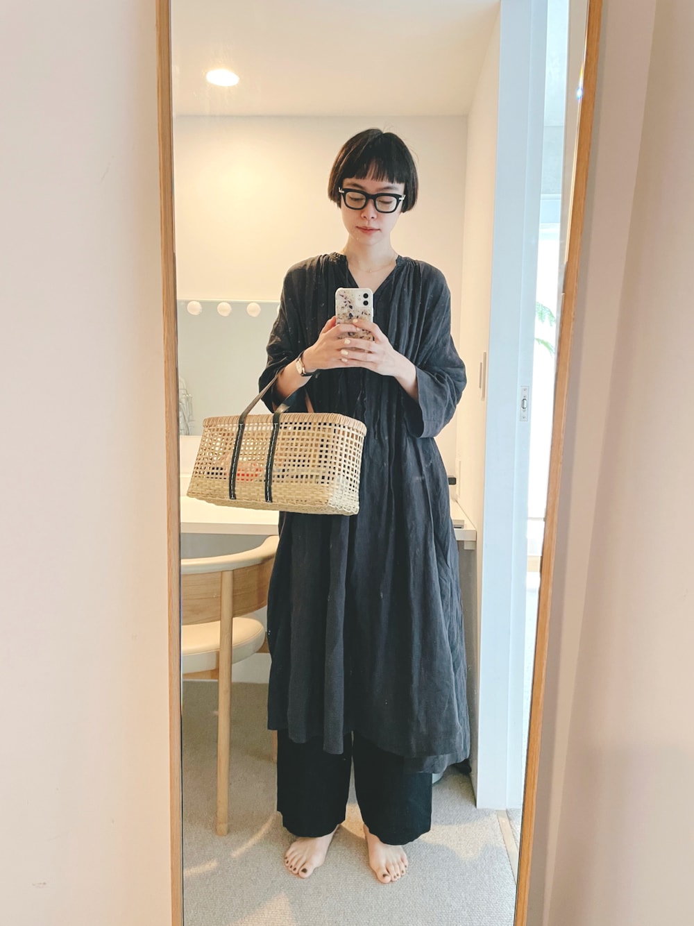 「大人コーデ、パンツスタイル、ワンピース、撥水加工、シンプル、ナチュラル、ナチュラルスタイル、かごバッグ、ブラック、ワントーンコーデ、雨の日コーデ、nest robe」｜「ワランワヤンのアイテム（かごバッグ、ブラック系）」を使った、Kanocoさん（レディース・170cm）の夏コーディネートの1枚目の写真