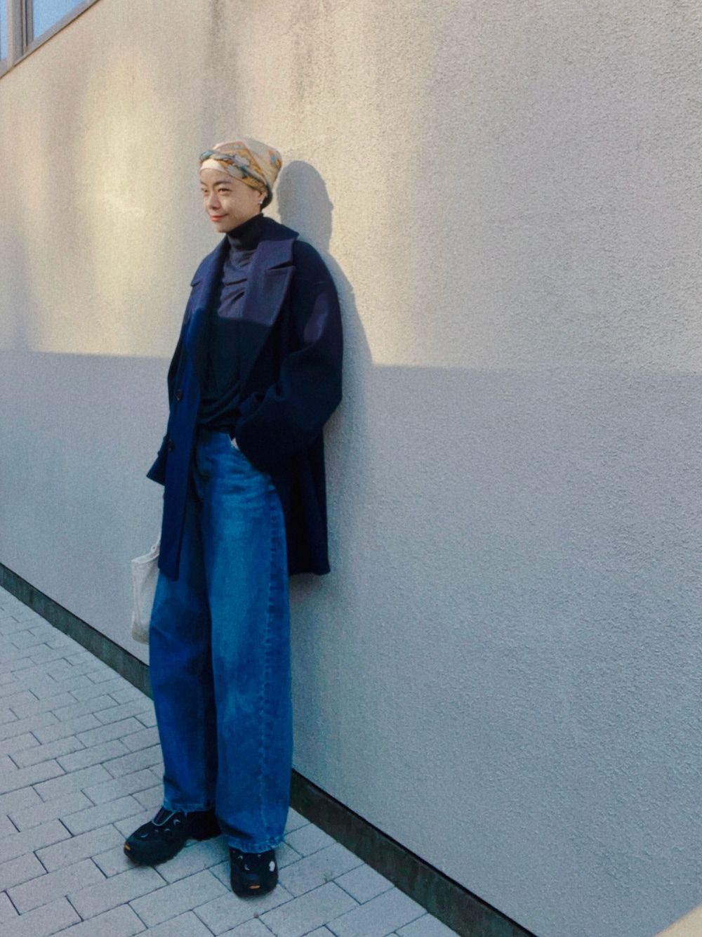 ブラック系のシューズ、ブルー系のデニムパンツ、ブルー系のその他アウターを着用したレディースの秋コーディネートの1枚目の写真