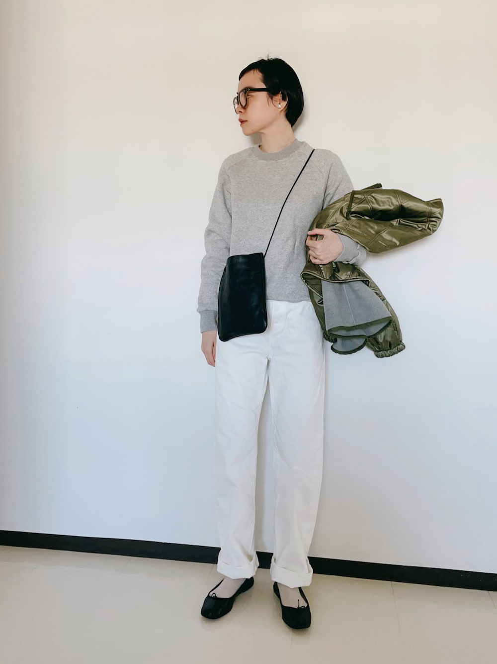 「シンプル、スウェット、白デニム、バレエシューズ、バレエシューズ×ソックス、ホワイトデニム、シンプルコーデ、ベーシック、めがね、パールアクセ」｜「THE SHINZONEのTHE SHINZONE | NEW COMMON SWEAT WOMEN（スウェット、グレー系）」を使った、Kanocoさん（レディース・170cm）の冬コーディネートの1枚目の写真