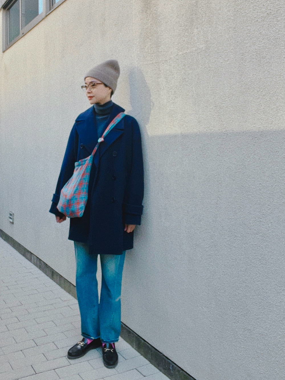 「ニット帽、タートルネック、タートルネックニット、デニム、デニムパンツ、ローファー、ローファー×靴下、オトナカジュアル、高身長コーデ、冬、トートバッグ、ママコーデ、ママファッション」｜「knrn.のアイテム（トートバッグ、その他）」を使った、Kanocoさん（レディース・170cm）の冬コーディネートの1枚目の写真