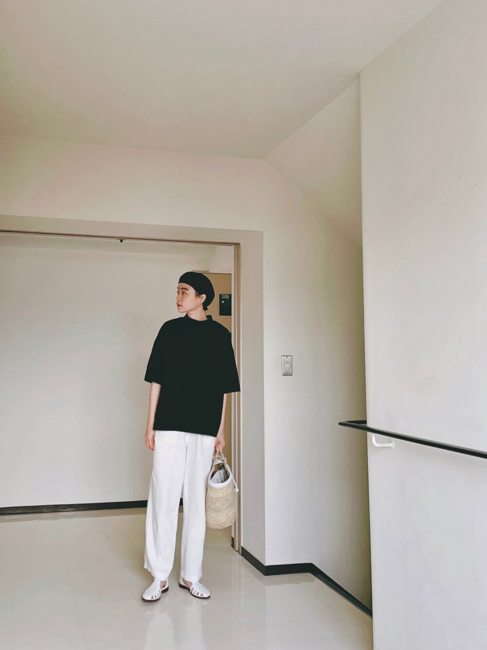 「ラクチンコーデ、モノトーン、白パンツ、リネンパンツ、ベレー帽、サンダル、かごバッグ、シンプル、ベーシック、ナチュラル」｜「JOURNAL STANDARD LUXEのドライジャージー モックネックプルオーバー（Tシャツ/カットソー、ブラック系）」を使った、Kanocoさん（レディース・170cm）の春コーディネートの1枚目の写真