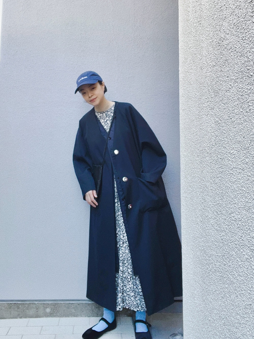 「春服、シンプルスタイル、ラクチンコーデ、カジュアルコーデ、キャップ、花柄、花柄ワンピース、ロングワンピース、ロングコート、シンプル、ナチュラル、かぐれ、Cacco、ママコーデ」｜「SVECの【SVEC / シュベック】カンフーシューズ kung fu Shoes / パンプス（バレエシューズ、ブラック系）」を使った、Kanocoさん（レディース・170cm）の春コーディネートの1枚目の写真