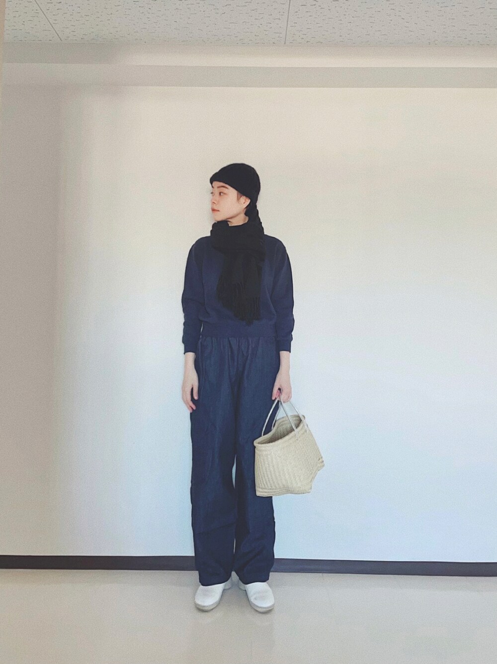 「シンプル、ワントーンコーデ、ネイビー、スウェット、デニムパンツ、ワイドパンツ、デニム、かごバッグ、ニット帽、ナチュラル、メンズライク」｜「あの服のアイテム（スウェット、ブルー系）」を使った、Kanocoさん（レディース・170cm）の冬コーディネートの1枚目の写真